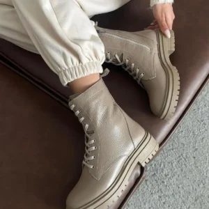 بوت و نیم‌ بوت زنانه پستالی اکر از چرم طبیعی به رنگ بژ برند Straswans - 7673