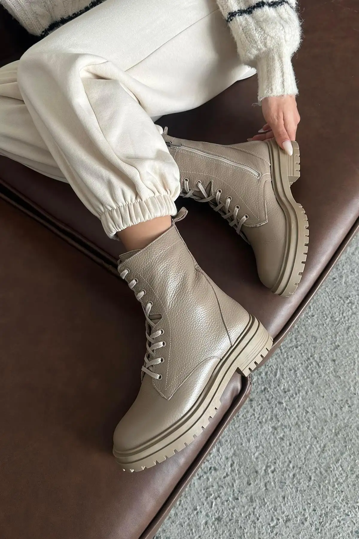 بوت و نیم بوت زنانه  پستالی  اکر از چرم طبیعی به رنگ بژ برند Straswans - 7673 بوت و نیم بوت زنانه پستالی اکر از چرم طبیعی به رنگ بژ برند Straswans - 7673