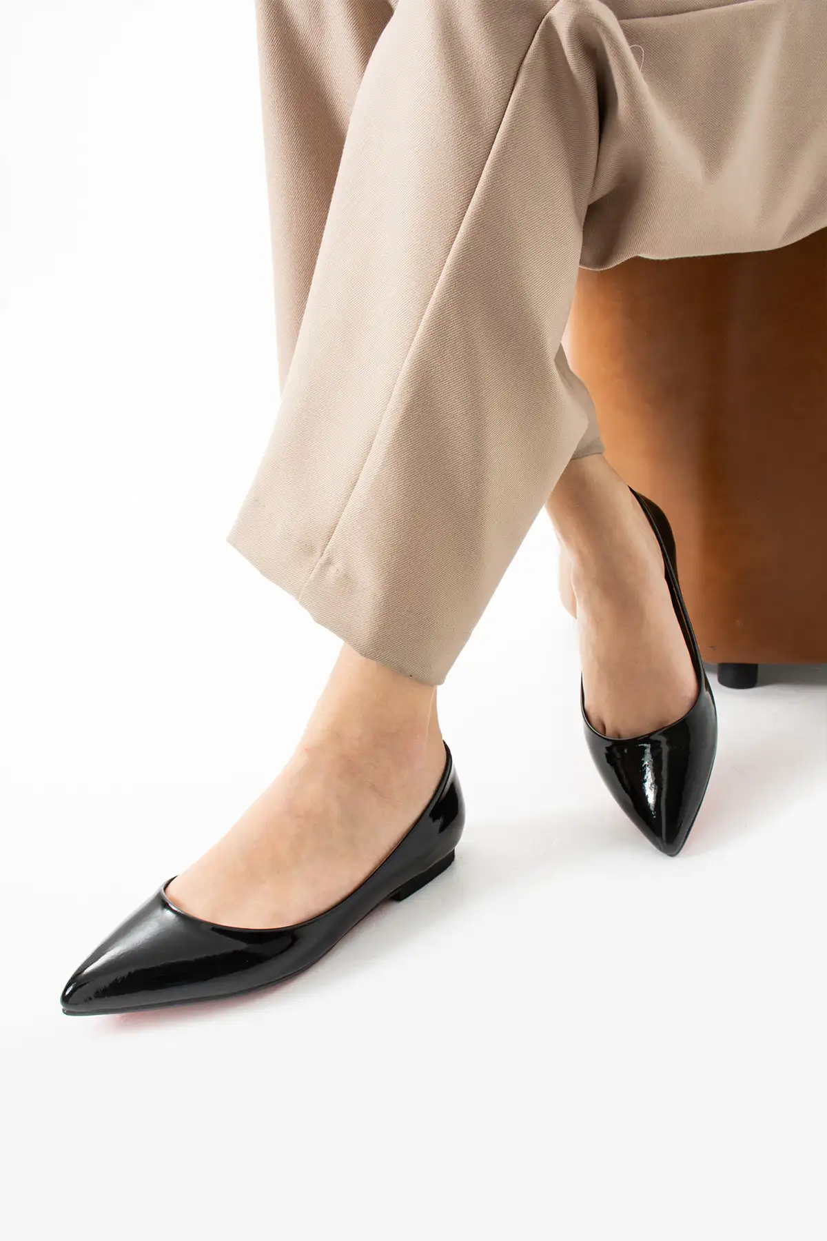 کفش تخت زنانه  روزمره پاشنهدار سیاه  با نوک تیز از جنس لاستیک براق برند Extra Shoes İstanbul - 8323 کفش تخت زنانه روزمره پاشنهدار سیاه با نوک تیز از جنس لاستیک براق برند Extra Shoes İstanbul - 8323