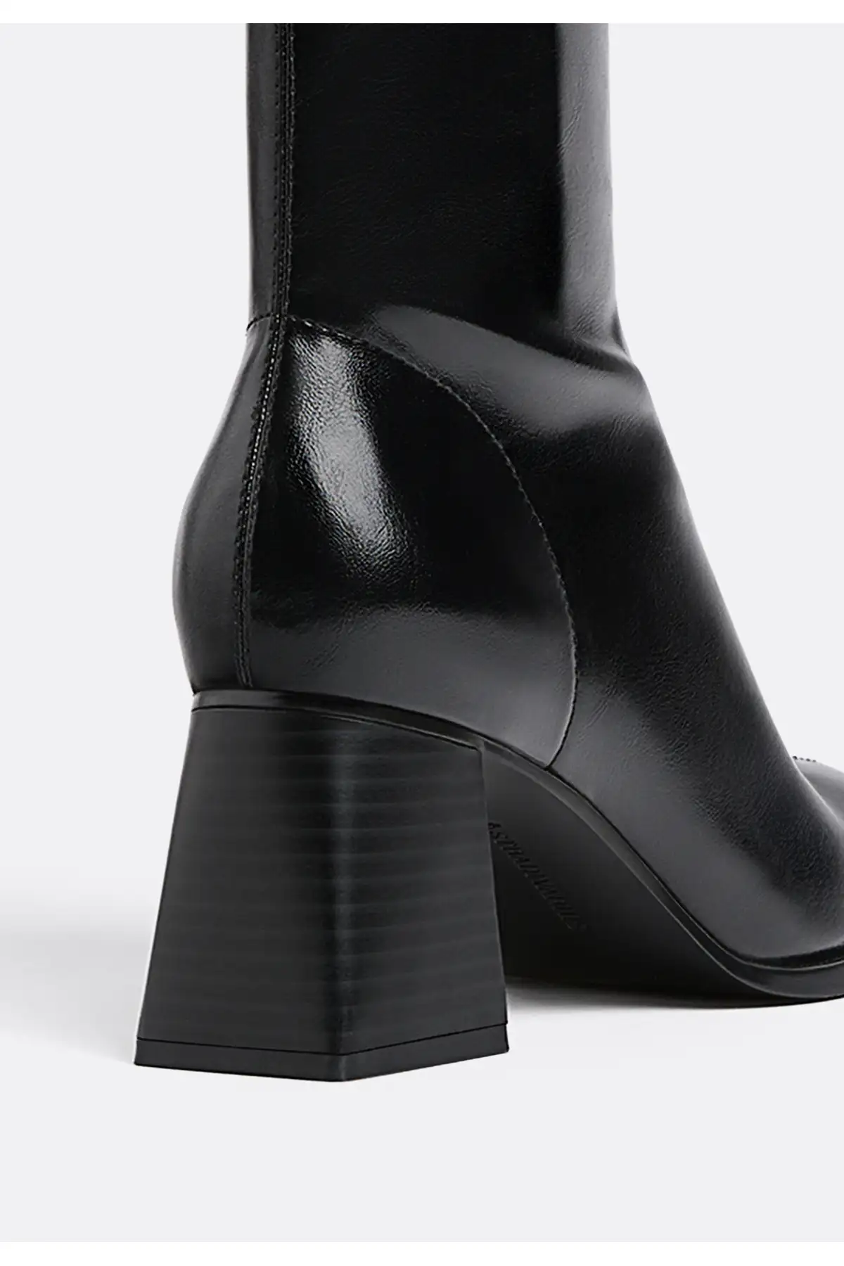 بوت و نیم بوت زنانه چکمه پاشنهبلند متسط با مچ کشی برند Stradivarius - 7555 بوت و نیم بوت زنانه چکمه پاشنهبلند متسط با مچ کشی برند Stradivarius - 7555