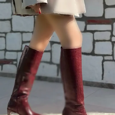 بوت و نیم‌ بوت زنانه چکمه مات چرمی با پاشنه استایل دار نک تیز، زیپ‌دار، تا زیر زان برند POLKA STORE - 8100