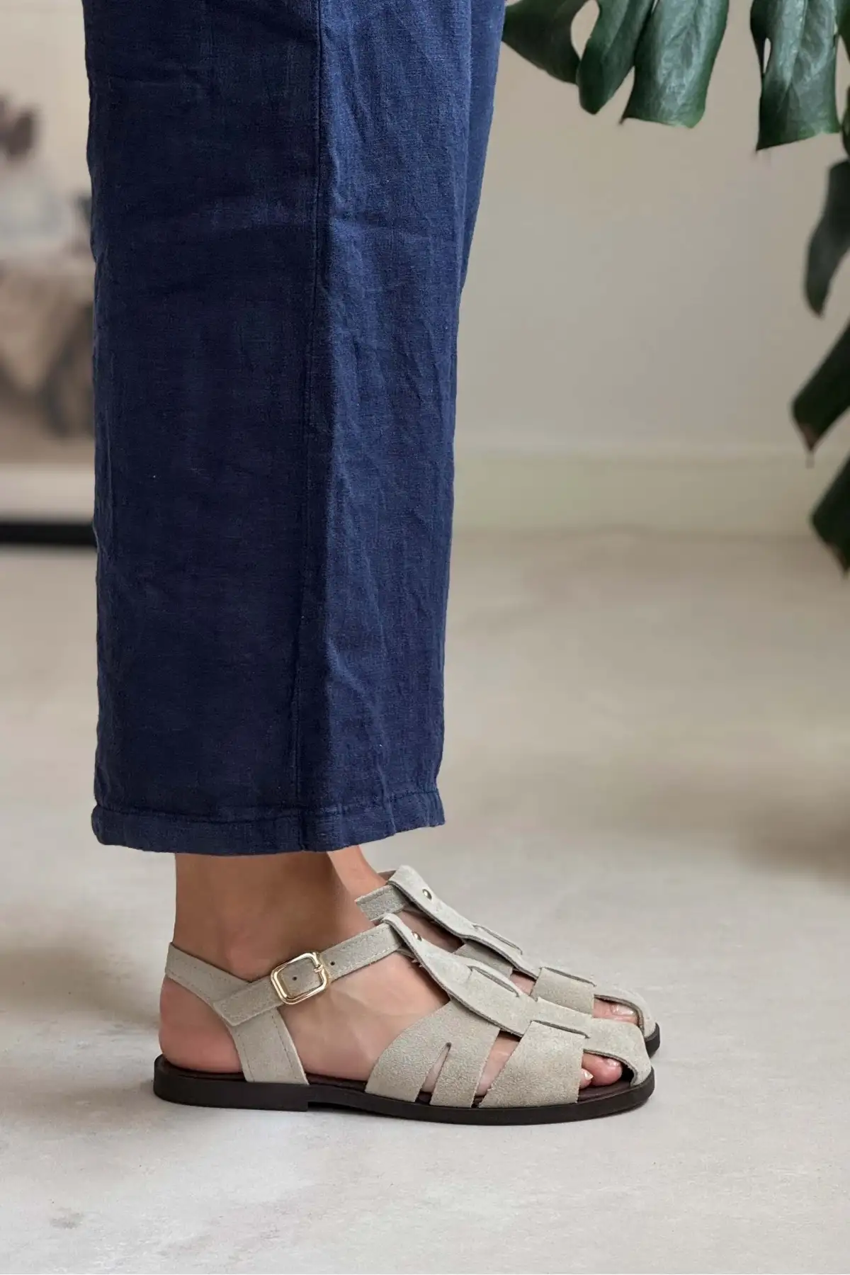 کفش صندل زنانه   ساده با کف تخت، چرم سوئد واقعی و جزئیات قفل دار به رنگ بژ برند NİŞANTAŞI SHOES - 8237 کفش صندل زنانه ساده با کف تخت، چرم سوئد واقعی و جزئیات قفل دار به رنگ بژ برند NİŞANTAŞI SHOES - 8237