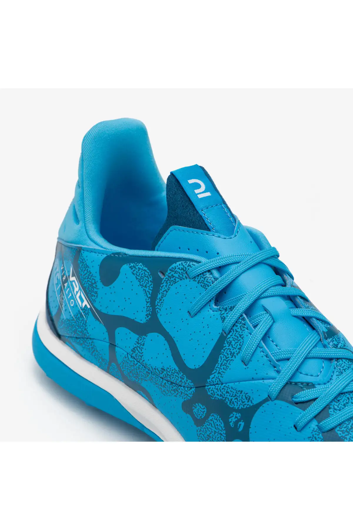 کفش فوتبال  فوتسال بزرگسال کیپستا - رنگ آبی فیروزهای - مدل ویرالتو 1 برند Decathlon - 8204 کفش فوتبال فوتسال بزرگسال کیپستا - رنگ آبی فیروزهای - مدل ویرالتو 1 برند Decathlon - 8204
