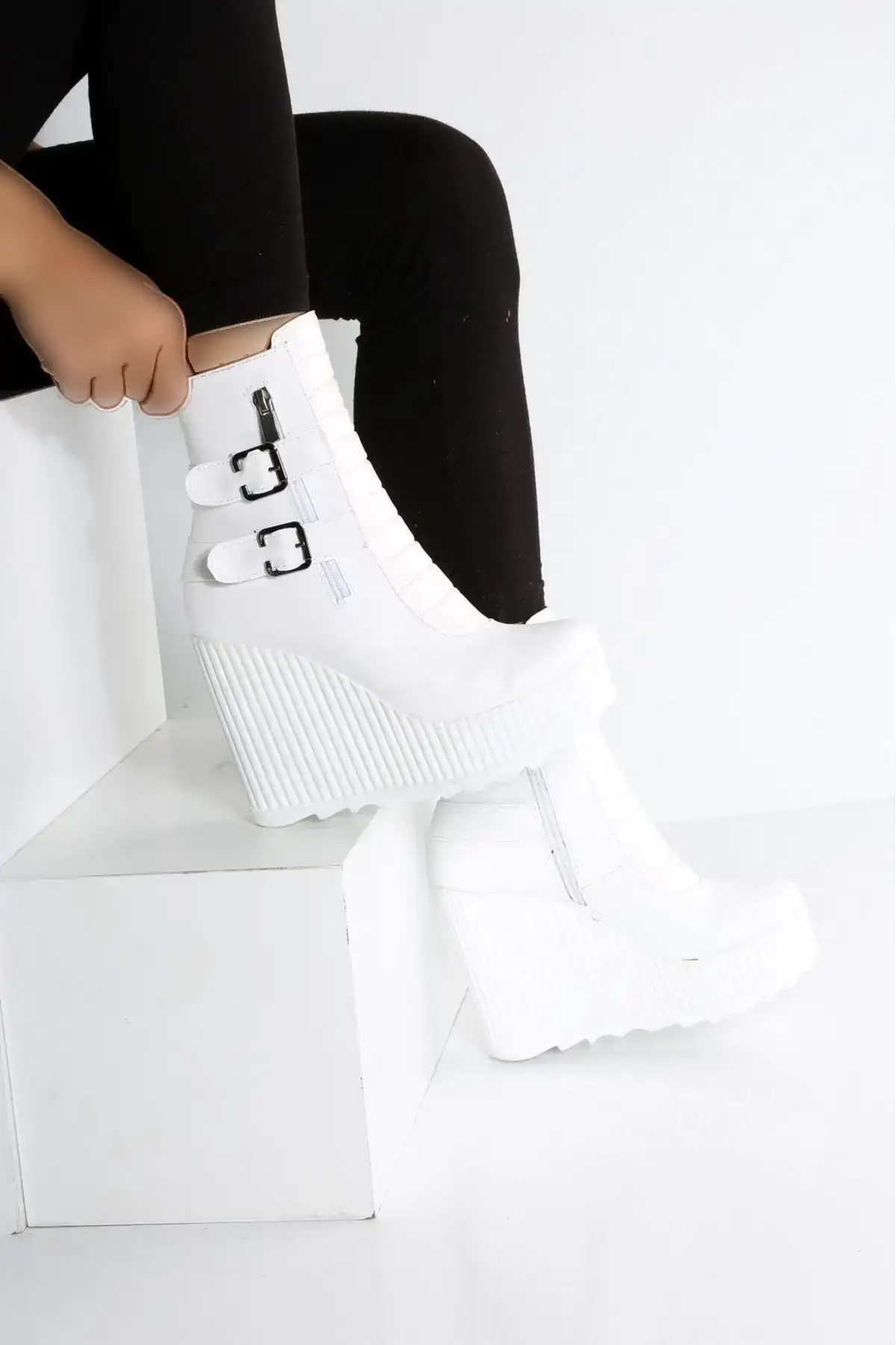 بوت و نیم بوت زنانه  پلتفرم  دایمند سفید برند POLO PRESTIGE - 7798 بوت و نیم بوت زنانه پلتفرم دایمند سفید برند POLO PRESTIGE - 7798