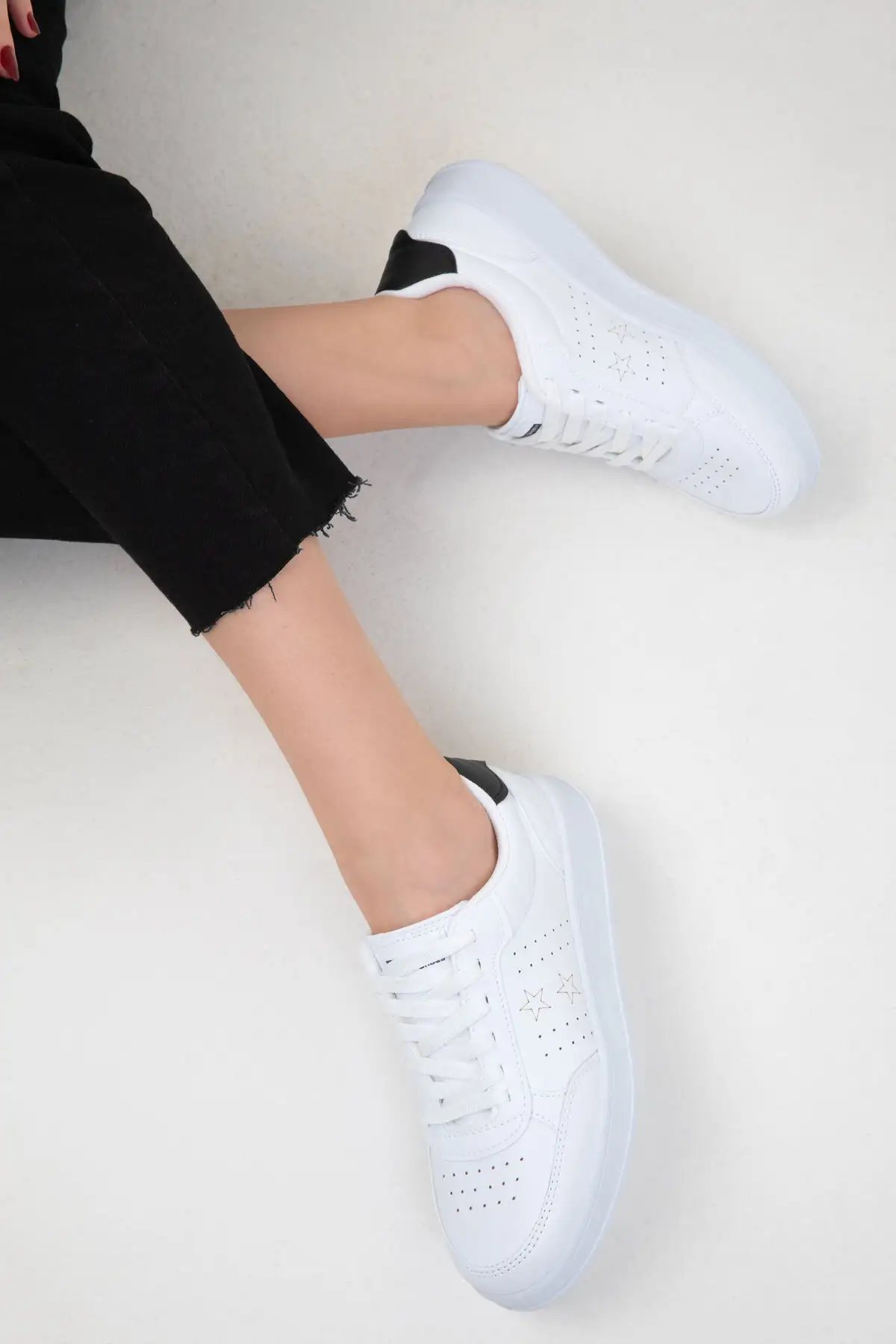 کفش کتانی زنانه  اسنیکر  مشکی و سفید 20157 برند SOHO - 7719 کفش کتانی زنانه اسنیکر مشکی و سفید 20157 برند SOHO - 7719