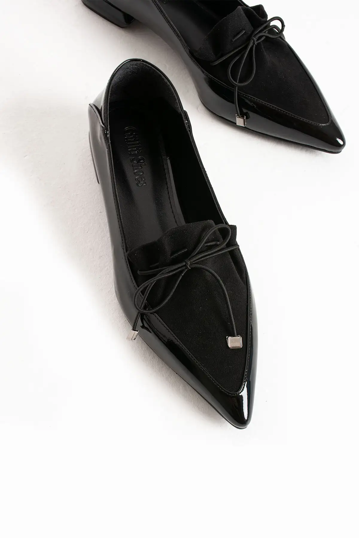 کفش تخت زنانه نماد شیک بودن، ‌های راحت با پاشنه کوتاه و جزئیات جیر مشکی و نوک تیز. برند Güllü Shoes - 8329