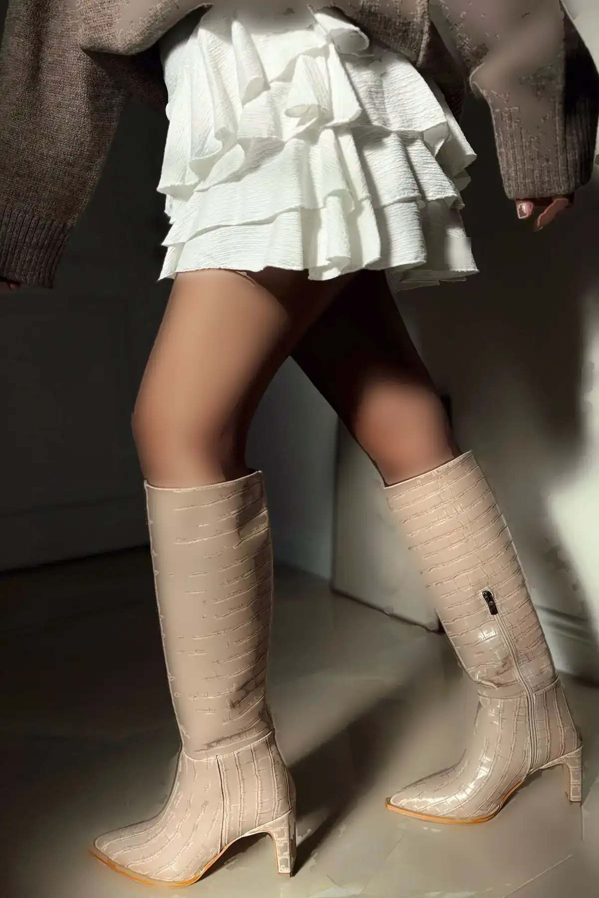 بوت و نیم بوت زنانه دامن چکمهای با پاشنه  نک تیز، زیر زان، با زیپ  از جنس چرم مات برای خانمها برند POLKA STORE - 8128 بوت و نیم بوت زنانه دامن چکمهای با پاشنه نک تیز، زیر زان، با زیپ از جنس چرم مات برای خانمها برند POLKA STORE - 8128