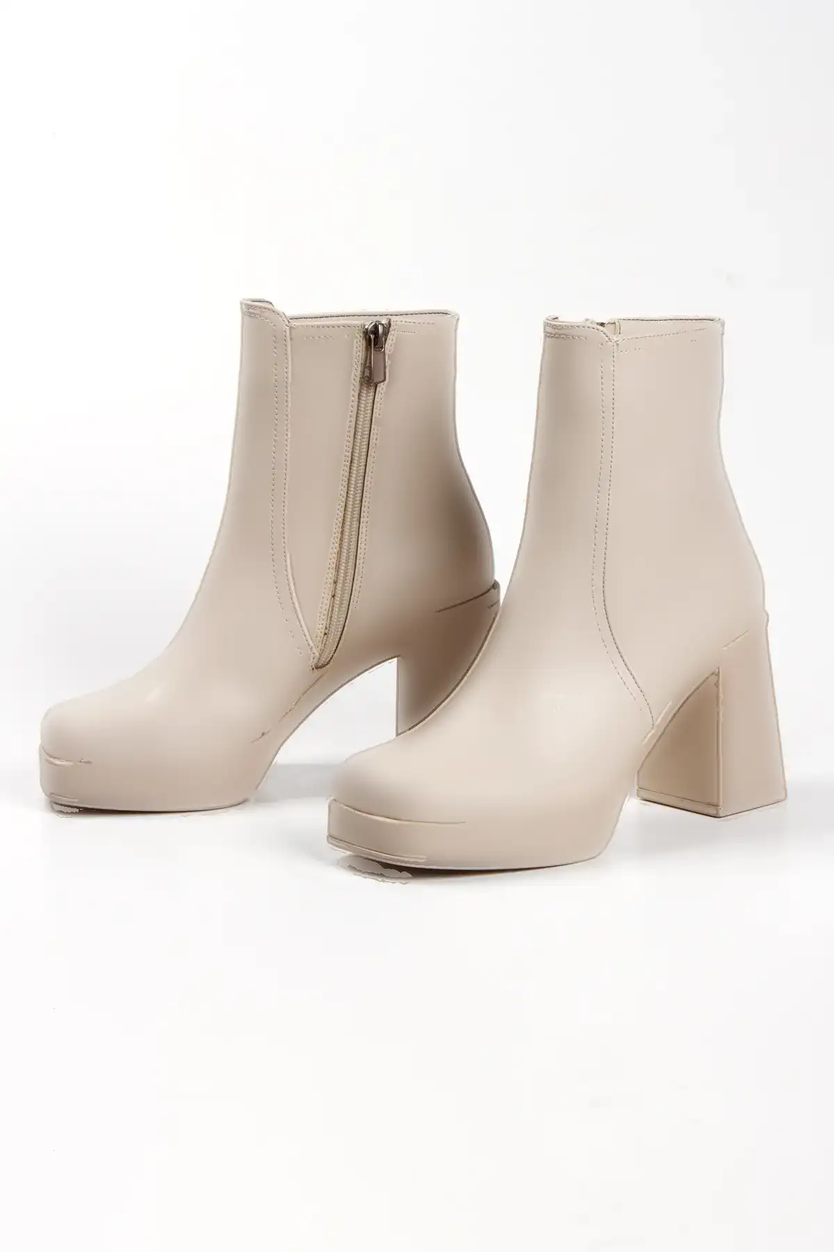 بوت و نیم بوت زنانه  ساده  شیک  با طراحی کج  نک گرد به رنگ بژ، راحت  با پاشنه کتاه  بلند. برند Miss Mitto - 7759 بوت و نیم بوت زنانه ساده شیک با طراحی کج نک گرد به رنگ بژ، راحت با پاشنه کتاه بلند. برند Miss Mitto - 7759