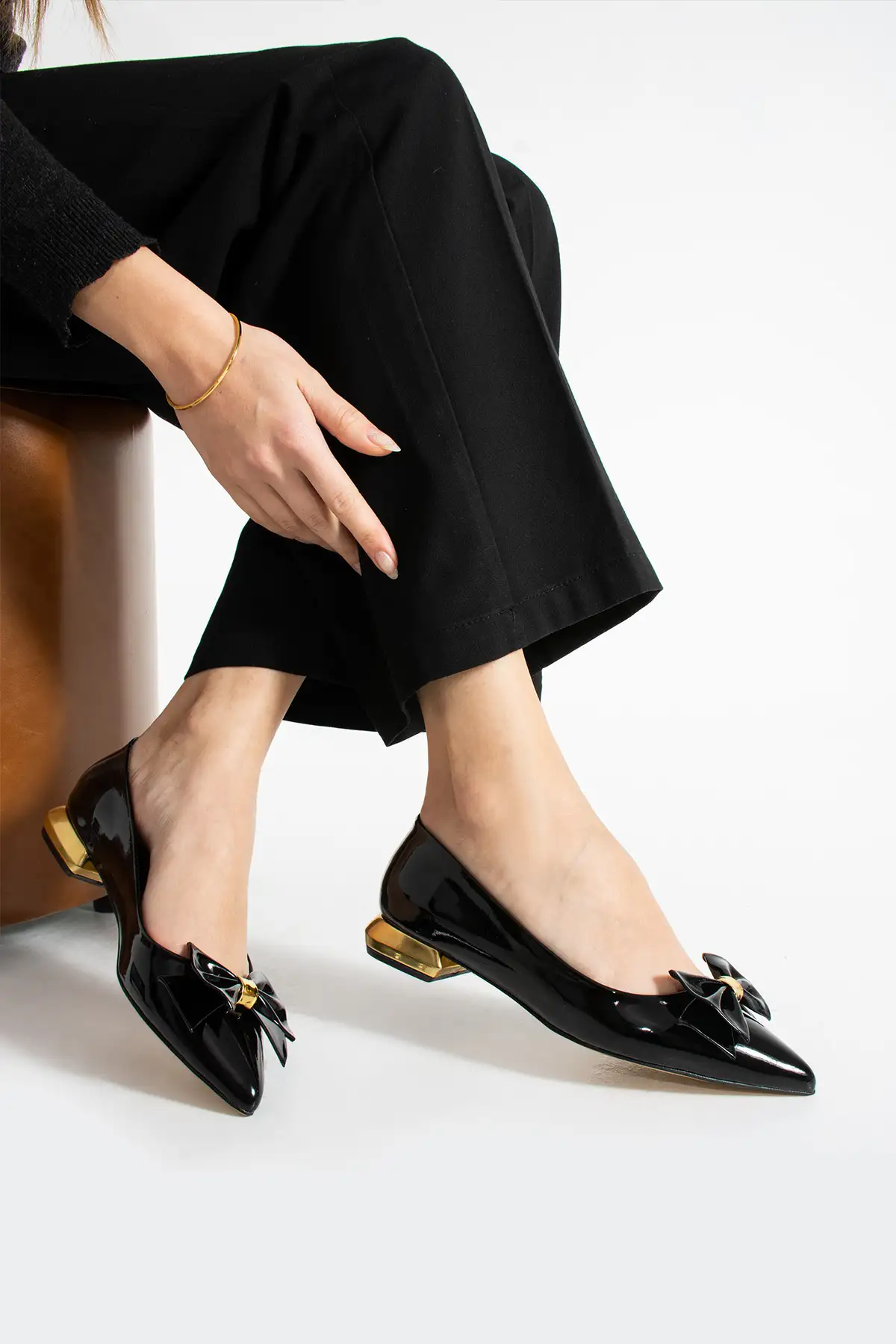 کفش تخت زنانه    وگانی سیاه براق با تزئینات گلداری و روبان - راحتی ortopedik برای استفاده روزمره و شیک اداری برند Güllü Shoes - 8317 کفش تخت زنانه وگانی سیاه براق با تزئینات گلداری و روبان - راحتی ortopedik برای استفاده روزمره و شیک اداری برند Güllü Shoes - 8317