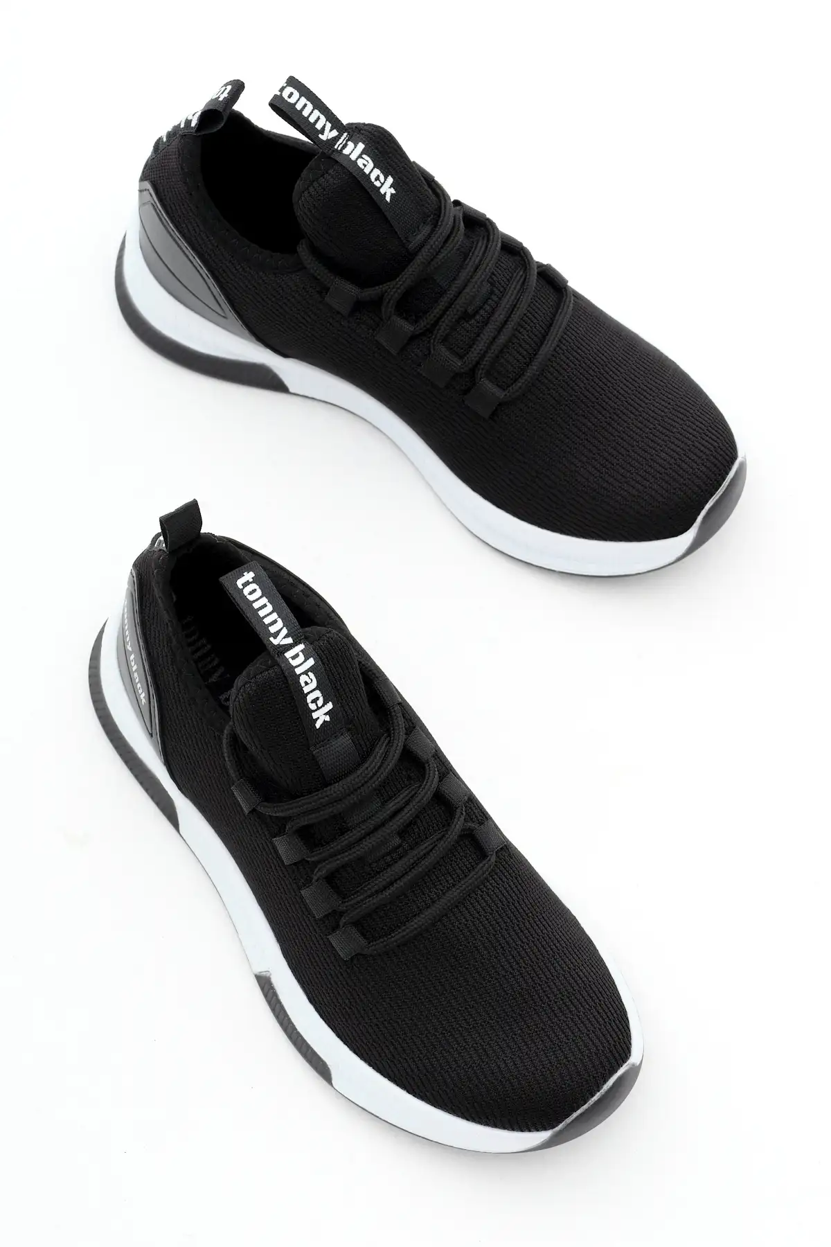 کفش کتانی زنانه  ورزشی بنددار با زیره پلی و پارچه تنفسی مشکی و سفید برای تمامی جنسیتها برند Tonny Black - 7725 کفش کتانی زنانه ورزشی بنددار با زیره پلی و پارچه تنفسی مشکی و سفید برای تمامی جنسیتها برند Tonny Black - 7725