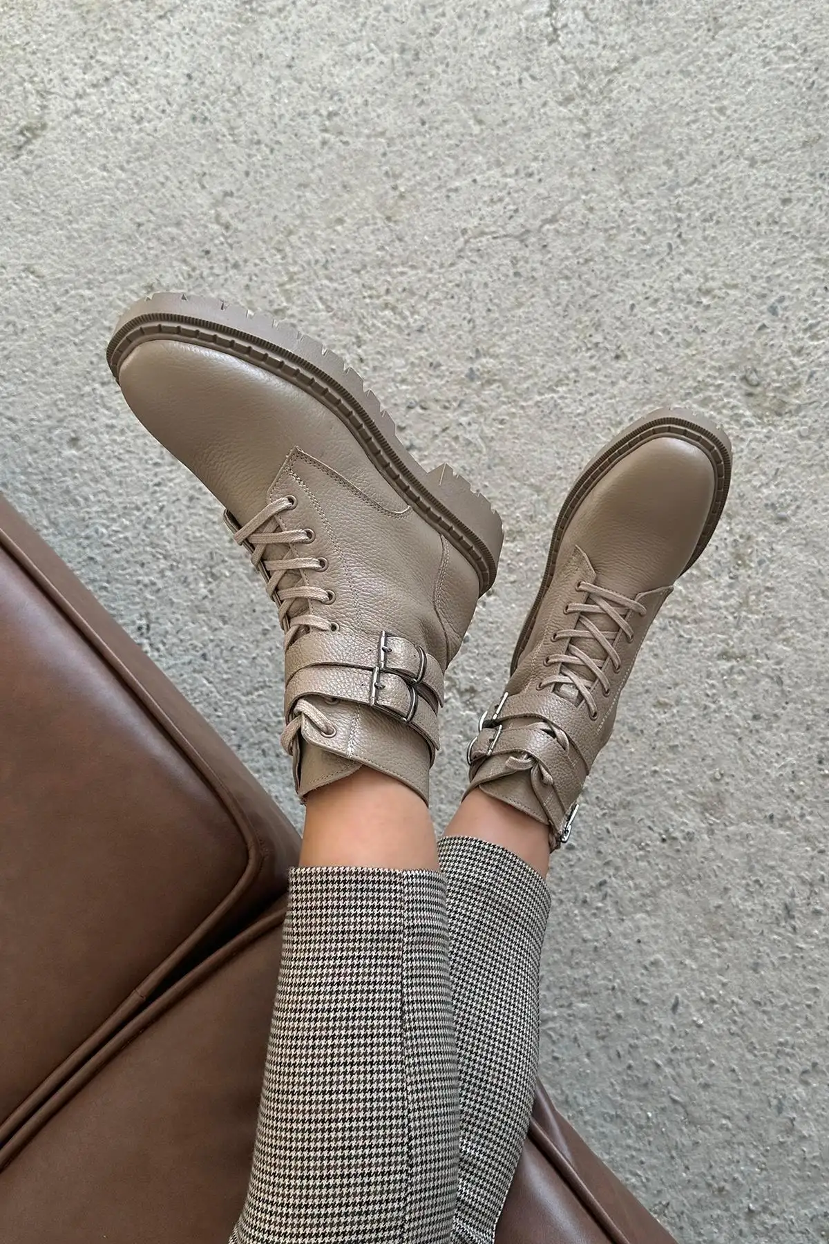 بوت و نیم بوت زنانه کفش نظامی  آرس با کمربند، از چرم طبیعی، مدل یزن برند Straswans - 7684 بوت و نیم بوت زنانه کفش نظامی آرس با کمربند، از چرم طبیعی، مدل یزن برند Straswans - 7684