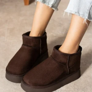 بوت و نیم‌ بوت زنانه برند ی با داخلکری از پارچه خز، به رنگ قهه‌ای از جنس سئد، مناسب برای فصل زمستان با کفی ضخیم. برند Genel Markalar - 8350