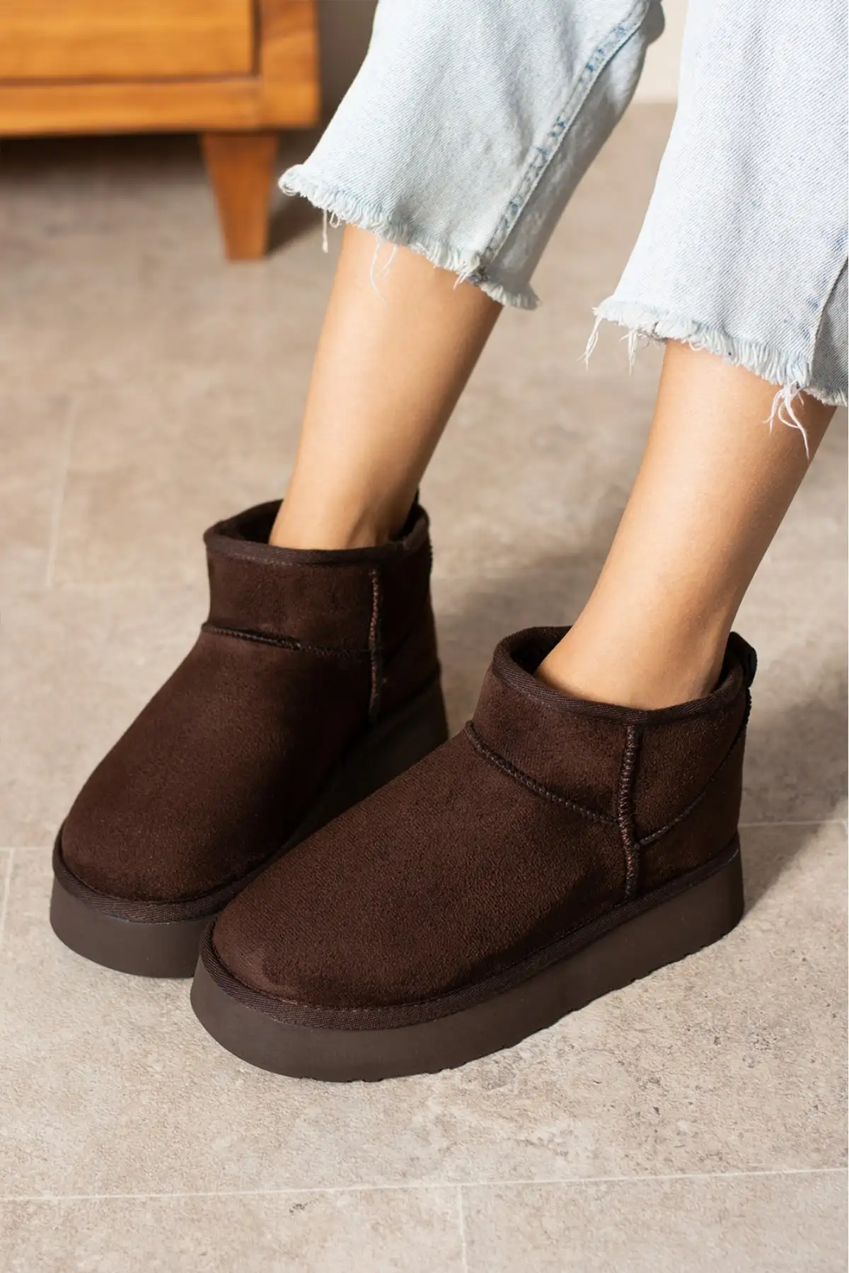 بوت و نیم بوت زنانه   برند ی با داخلکری از پارچه خز، به رنگ قههای  از جنس سئد، مناسب برای فصل زمستان  با کفی ضخیم. برند Genel Markalar - 8350 بوت و نیم بوت زنانه برند ی با داخلکری از پارچه خز، به رنگ قههای از جنس سئد، مناسب برای فصل زمستان با کفی ضخیم. برند Genel Markalar - 8350