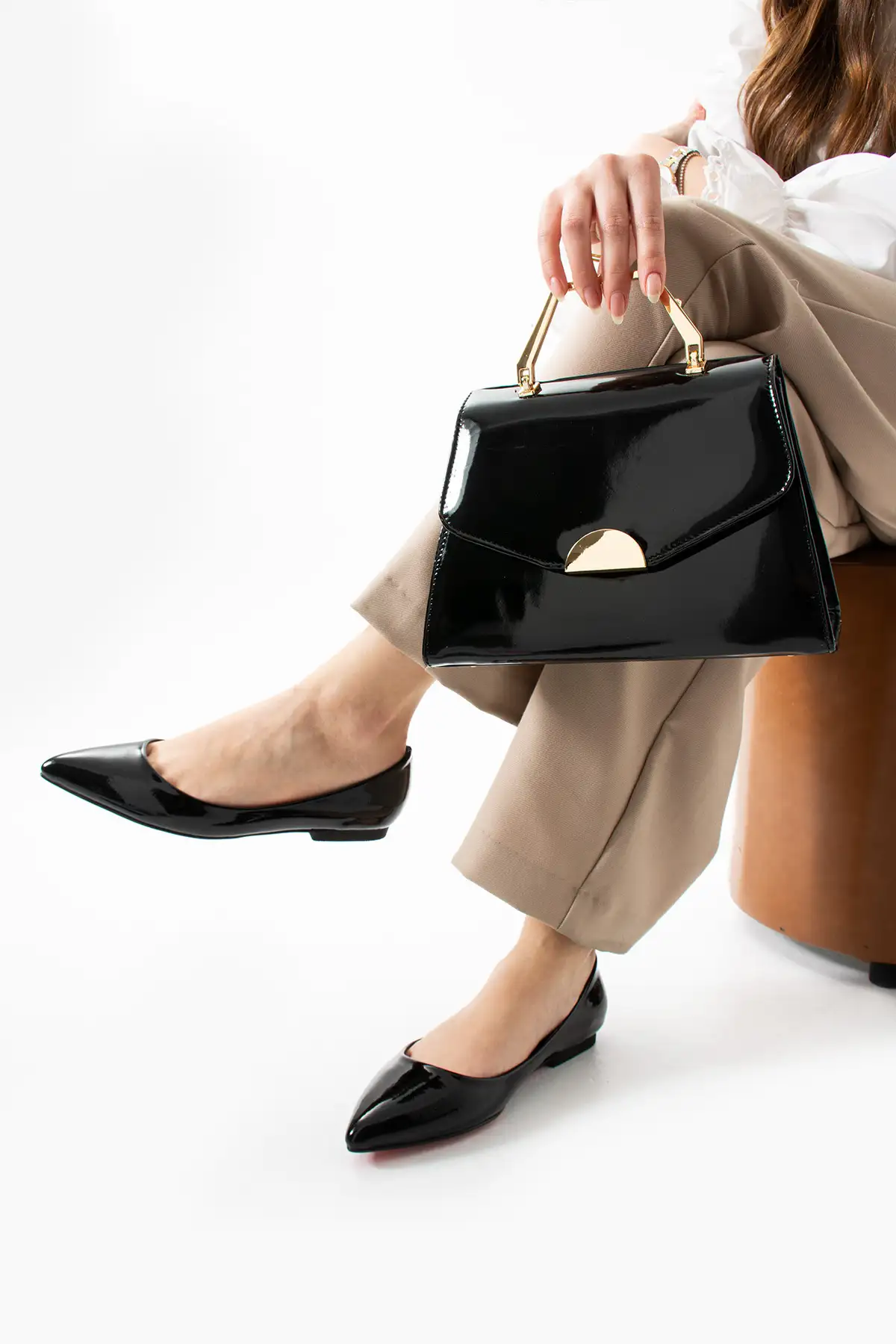 کفش تخت زنانه  روزمره پاشنهدار سیاه  با نوک تیز از جنس لاستیک براق برند Extra Shoes İstanbul - 8323 کفش تخت زنانه روزمره پاشنهدار سیاه با نوک تیز از جنس لاستیک براق برند Extra Shoes İstanbul - 8323