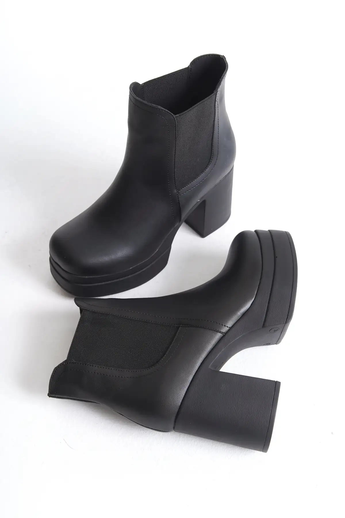 بوت و نیم بوت زنانه چکمه های پلتفرم طراحی یژه  با کفی لاستیکی دگانه برند Shoesers - 7761 بوت و نیم بوت زنانه چکمه های پلتفرم طراحی یژه با کفی لاستیکی دگانه برند Shoesers - 7761