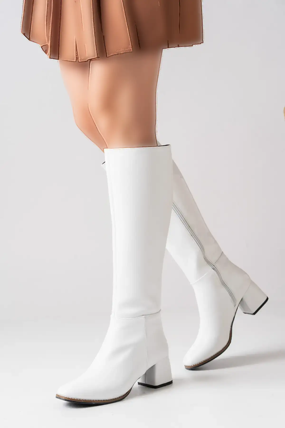 بوت و نیم بوت زنانه چکمه بلند سفید پاشنهدار زیپدار برند RedShoes - 8091 بوت و نیم بوت زنانه چکمه بلند سفید پاشنهدار زیپدار برند RedShoes - 8091