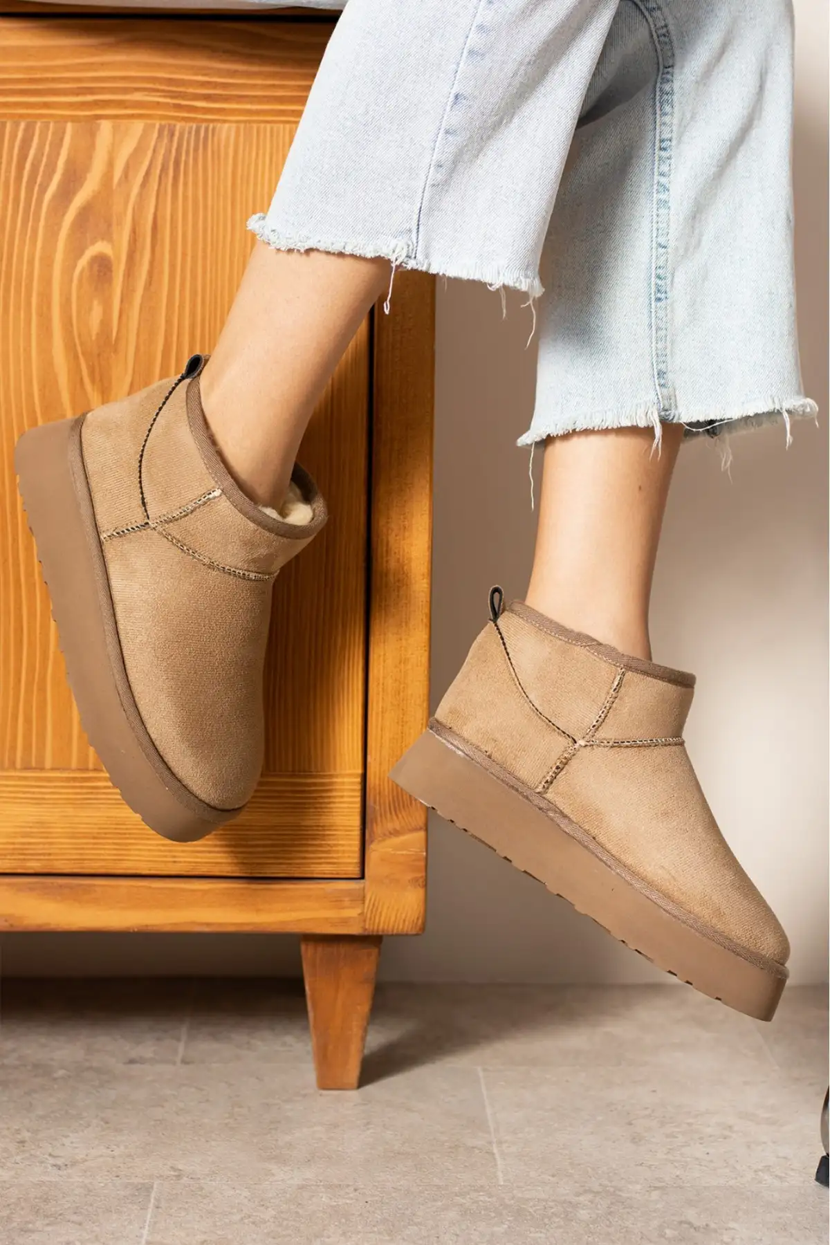 بوت و نیم بوت زنانه   یف با داخل خزدار، رنگ قههای تیره، از جنس سئید  با زیره ضخیم مناسب فصل زمستان. برند Genel Markalar - 8352 بوت و نیم بوت زنانه یف با داخل خزدار، رنگ قههای تیره، از جنس سئید با زیره ضخیم مناسب فصل زمستان. برند Genel Markalar - 8352