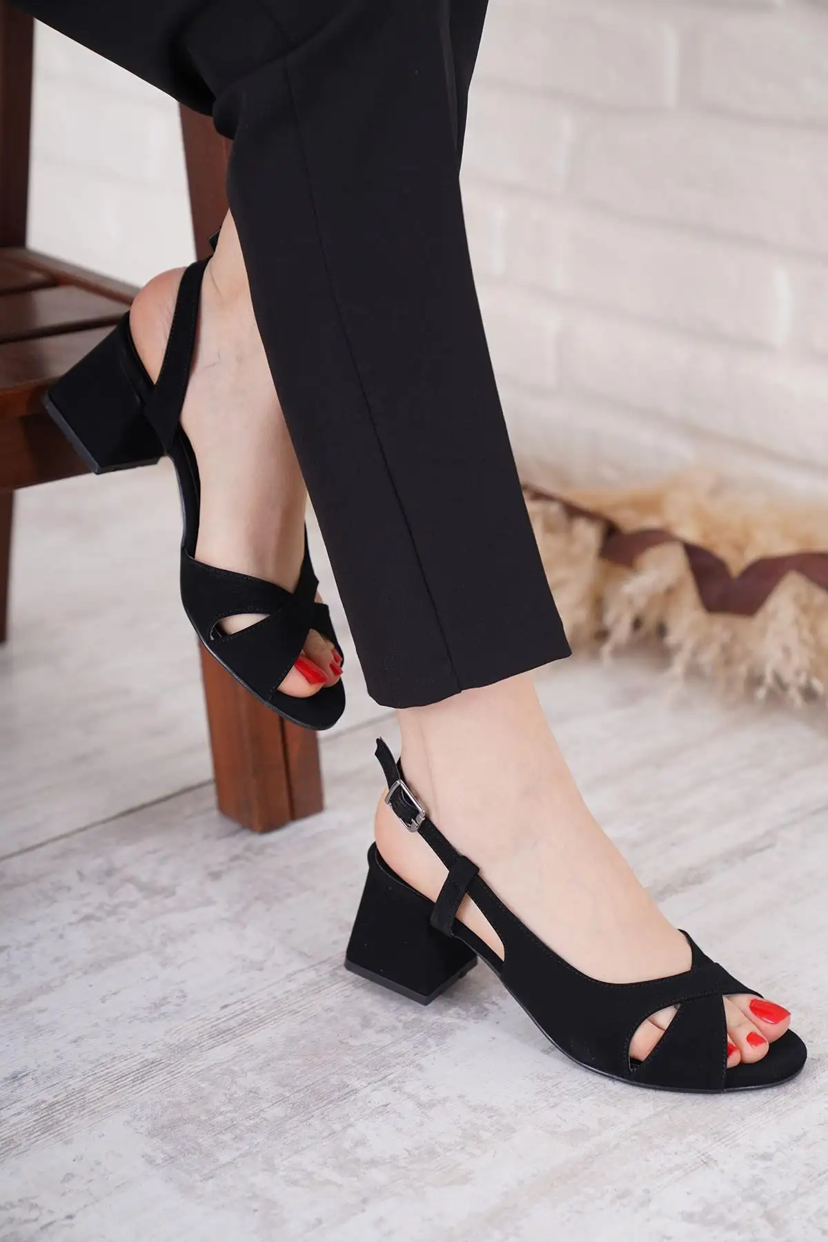 کفش صندل زنانه  پاشنه کوتاه  آکیپرازی با رنگ سیاه از جنس جیر برند Moda Pie - 8261 کفش صندل زنانه پاشنه کوتاه آکیپرازی با رنگ سیاه از جنس جیر برند Moda Pie - 8261