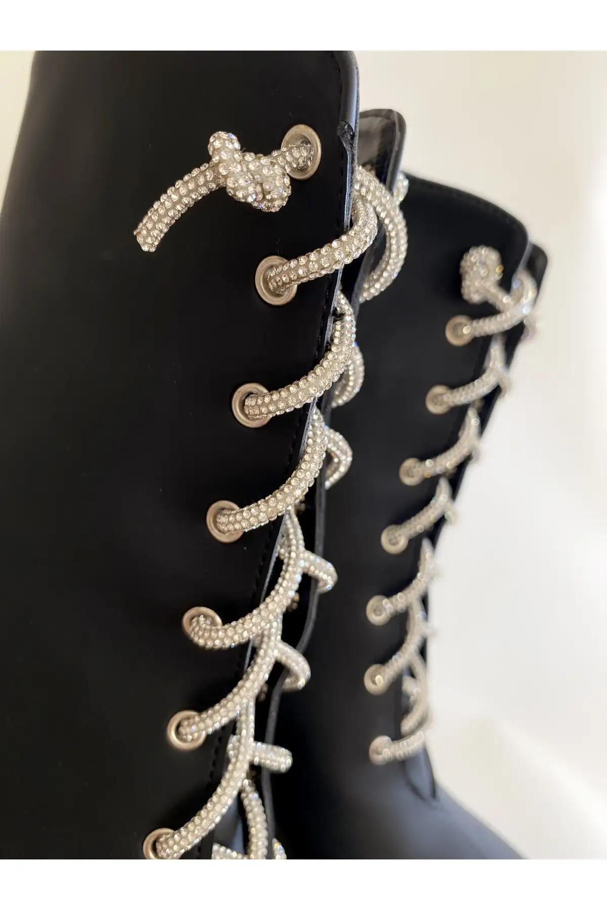 بوت و نیم بوت زنانه  پاشنهبلند پلتفرم چرم مات مشکی  با سنگهای کریستالی برند goodbye - 7822 بوت و نیم بوت زنانه پاشنهبلند پلتفرم چرم مات مشکی با سنگهای کریستالی برند goodbye - 7822