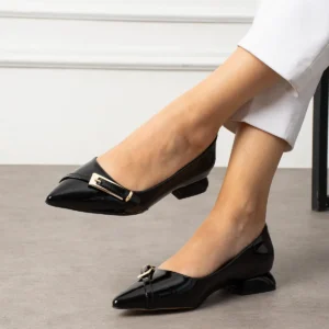 کفش تخت زنانه بلك توك طلایی با نوک تیز و پاشنه بلوکی کوتاه مشکی ضد آب برند Güllü Shoes - 8328