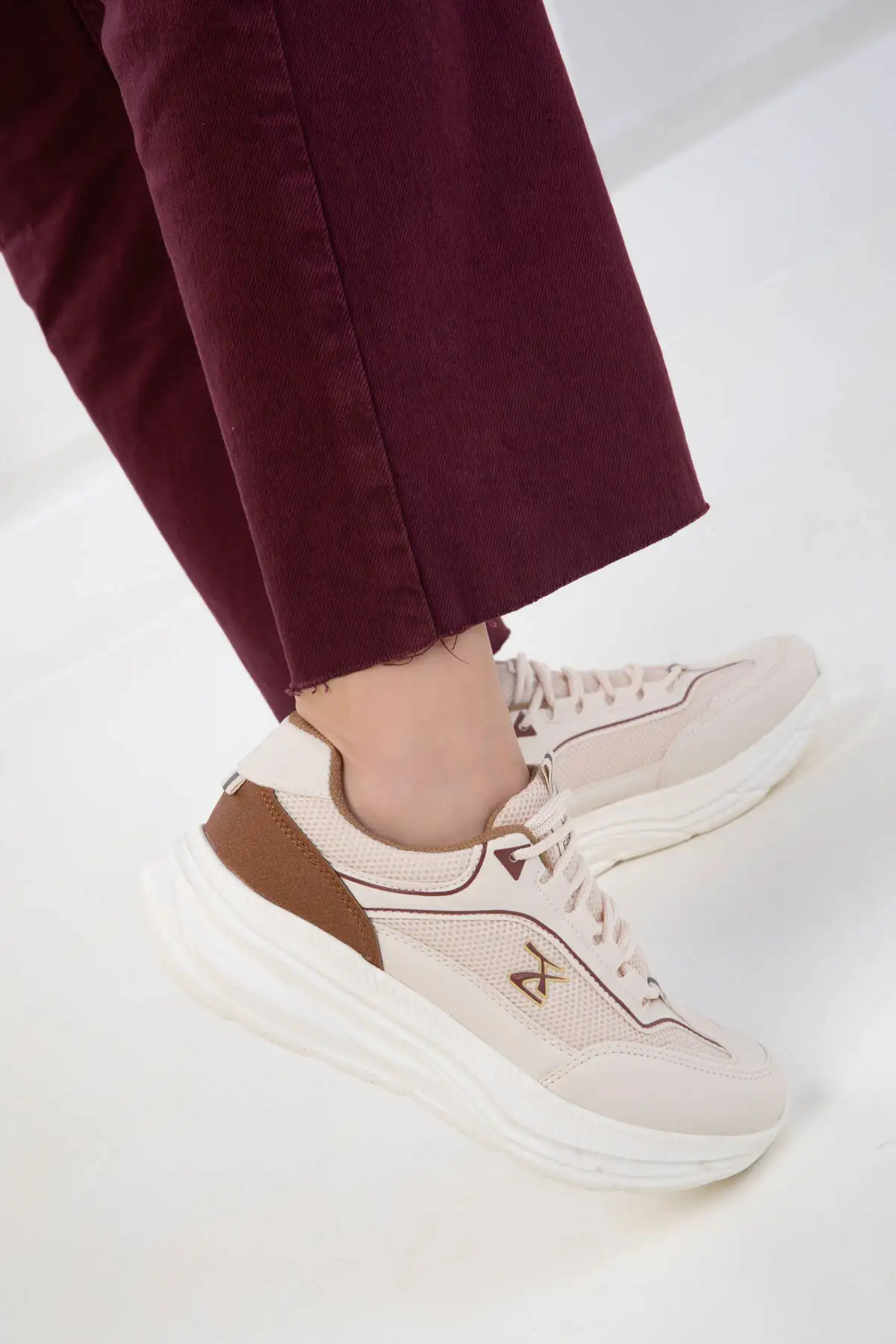 کفش کتانی زنانه  اسپرت  بیج-طلا 20414 برند SOHO - 7720 کفش کتانی زنانه اسپرت بیج-طلا 20414 برند SOHO - 7720