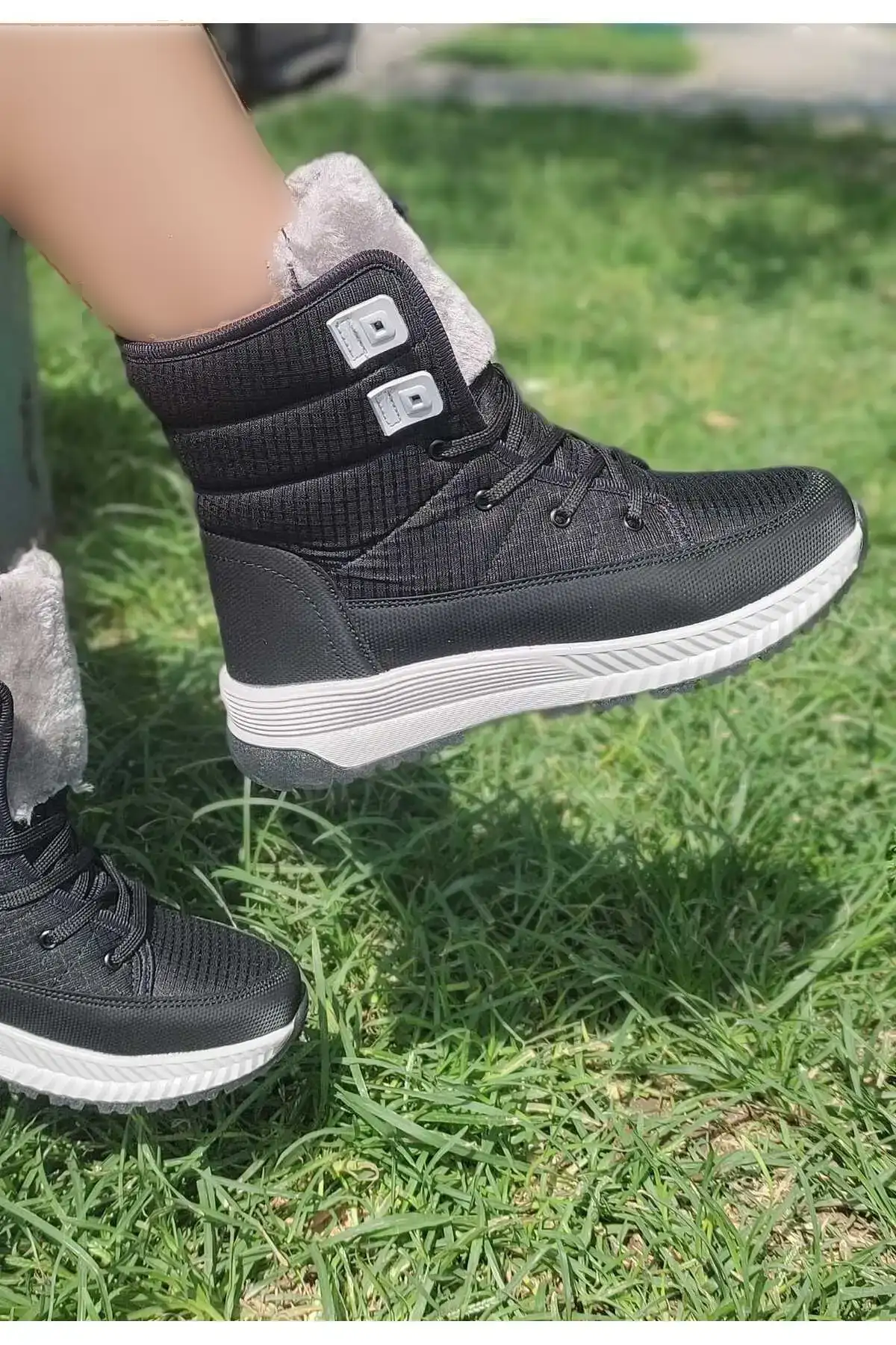 بوت و نیم بوت زنانه کفش برف با ریه پشمی  بند، ضد آب  با زیره غیر لغزنده برند zera - 7710 بوت و نیم بوت زنانه کفش برف با ریه پشمی بند، ضد آب با زیره غیر لغزنده برند zera - 7710