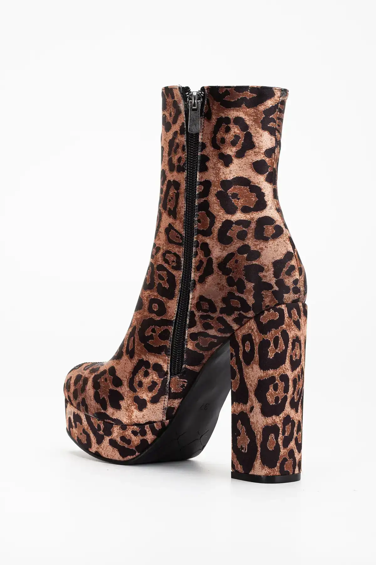 بوت و نیم بوت زنانه چکمه پلنفر با پاشنه بلند  طرح پلنگی  برند LİLLA - 7773 بوت و نیم بوت زنانه چکمه پلنفر با پاشنه بلند طرح پلنگی برند LİLLA - 7773