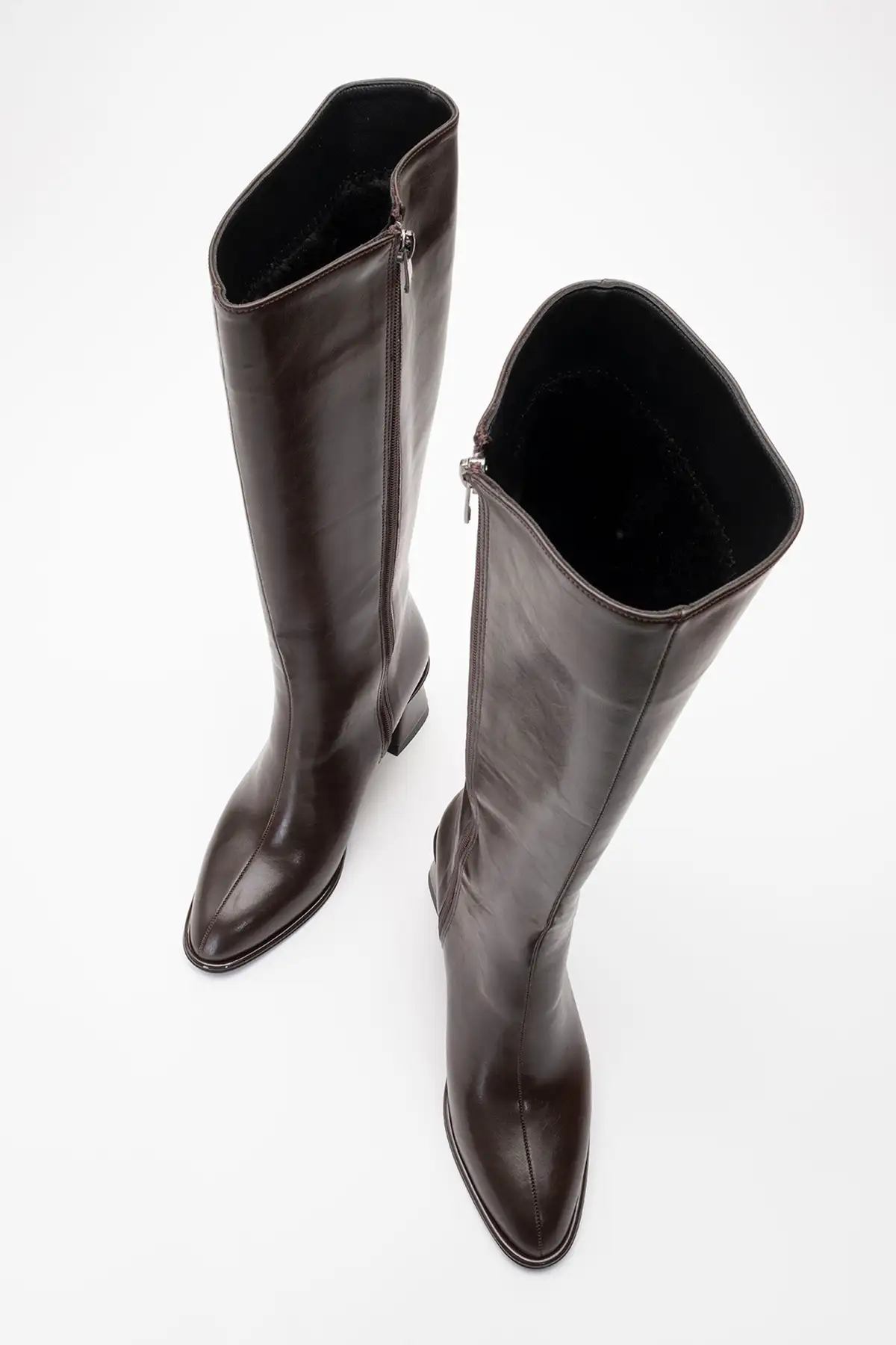 بوت و نیم بوت زنانه چکمهی  با پاشنهی ضخیم از جنس چرم قههای پارادیس برند luvishoes - 7550 بوت و نیم بوت زنانه چکمهی با پاشنهی ضخیم از جنس چرم قههای پارادیس برند luvishoes - 7550