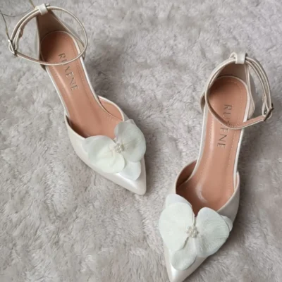 کفش پاشنه‌ بلند زنانه ایزل عروس با جزئیات گل مرواریدی و نوک تیز، با پاشنه 8 سانتی‌متری برند RUXENE - 7984