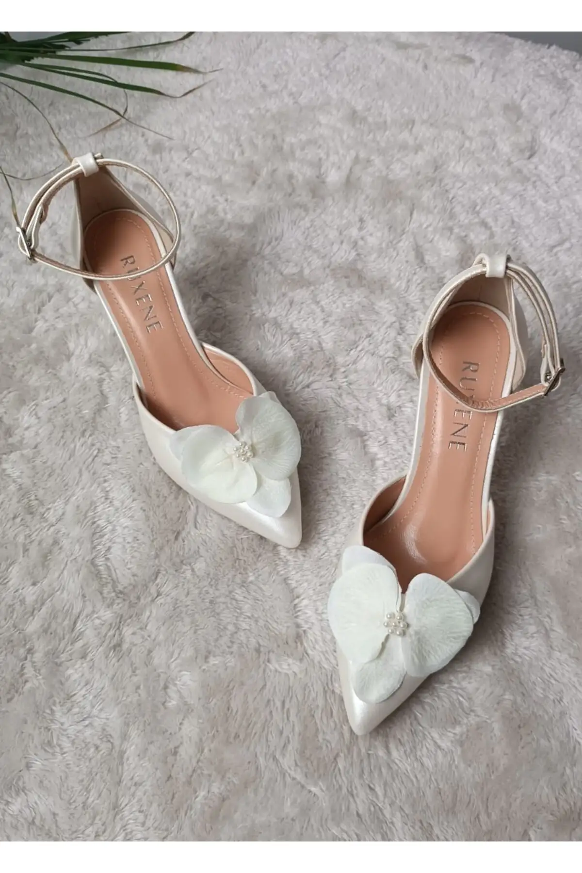 کفش پاشنه بلند زنانه ایزل  عروس با جزئیات گل مرواریدی و نوک تیز، با پاشنه 8 سانتیمتری برند RUXENE - 7984 کفش پاشنه بلند زنانه ایزل عروس با جزئیات گل مرواریدی و نوک تیز، با پاشنه 8 سانتیمتری برند RUXENE - 7984