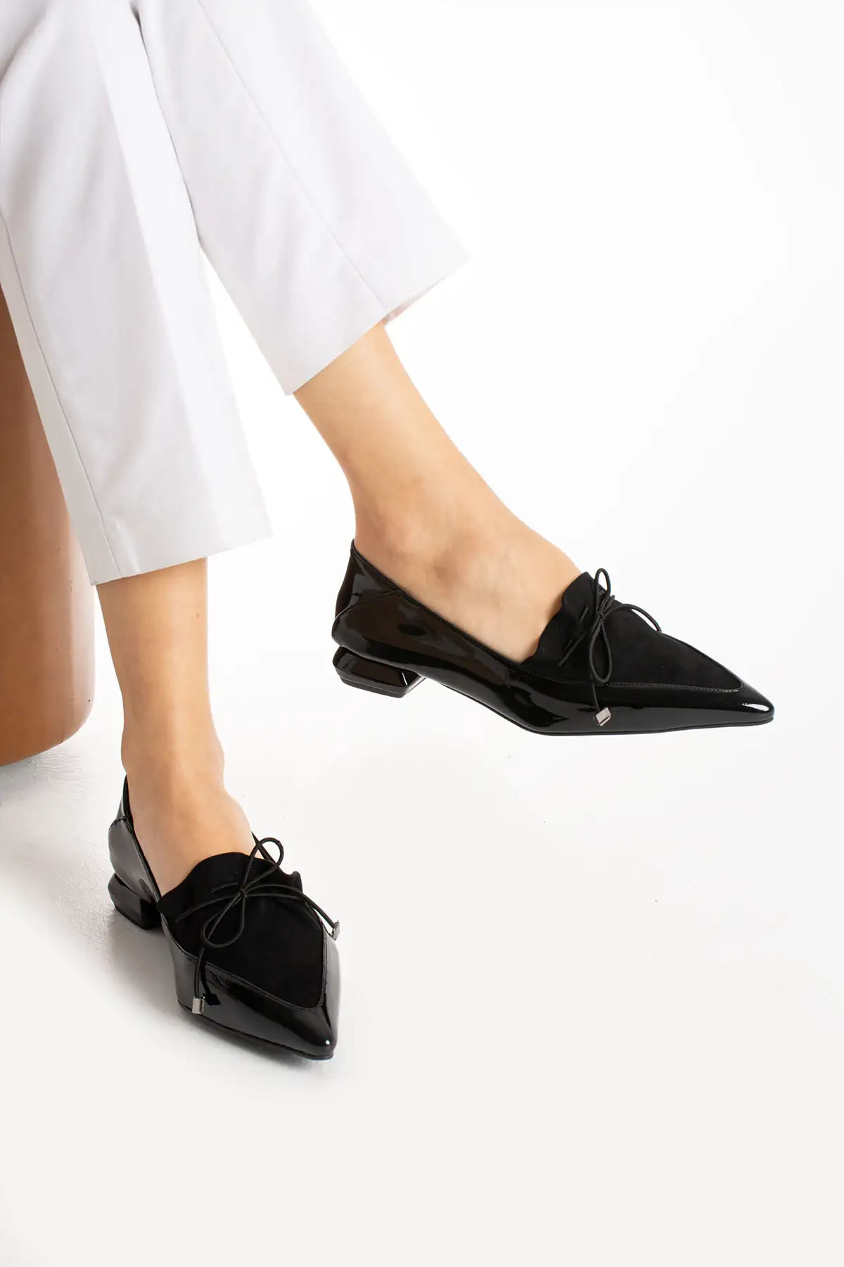 کفش تخت زنانه نماد شیک بودن، ‌های راحت با پاشنه کوتاه و جزئیات جیر مشکی و نوک تیز. برند Güllü Shoes - 8329