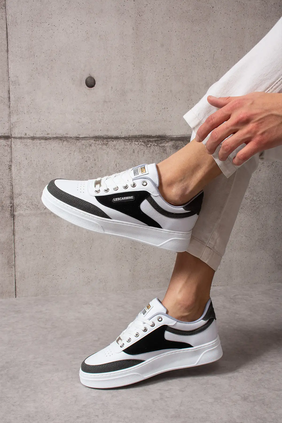 کفش اسپرت مردانه ورزشی راحت با بند سفید و جزئیات خاکستری و کفی سفید شماره 907 برند LesCarmine - 7734