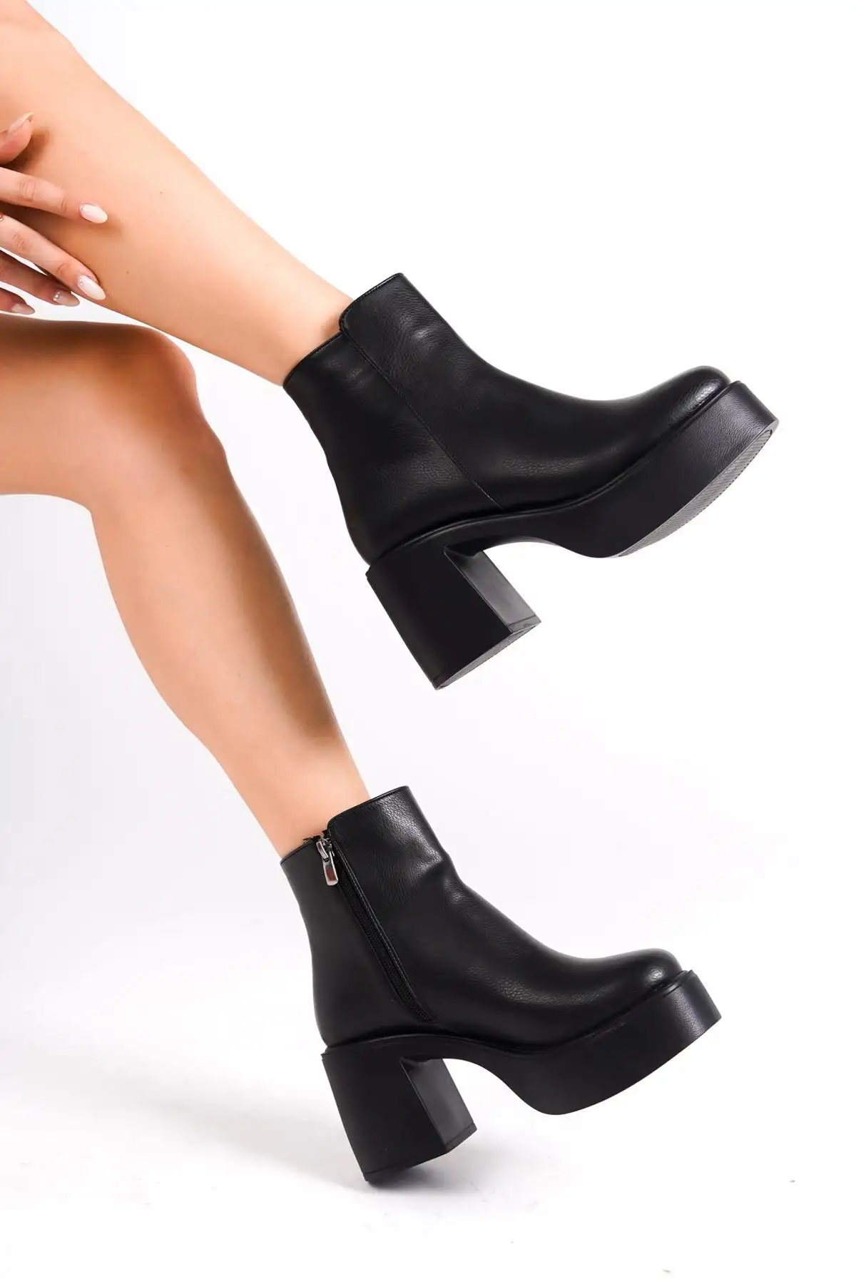 بوت و نیم بوت زنانه  پلتفرم ضخیم مشکی هنسز برند Modabuymus - 7757 بوت و نیم بوت زنانه پلتفرم ضخیم مشکی هنسز برند Modabuymus - 7757