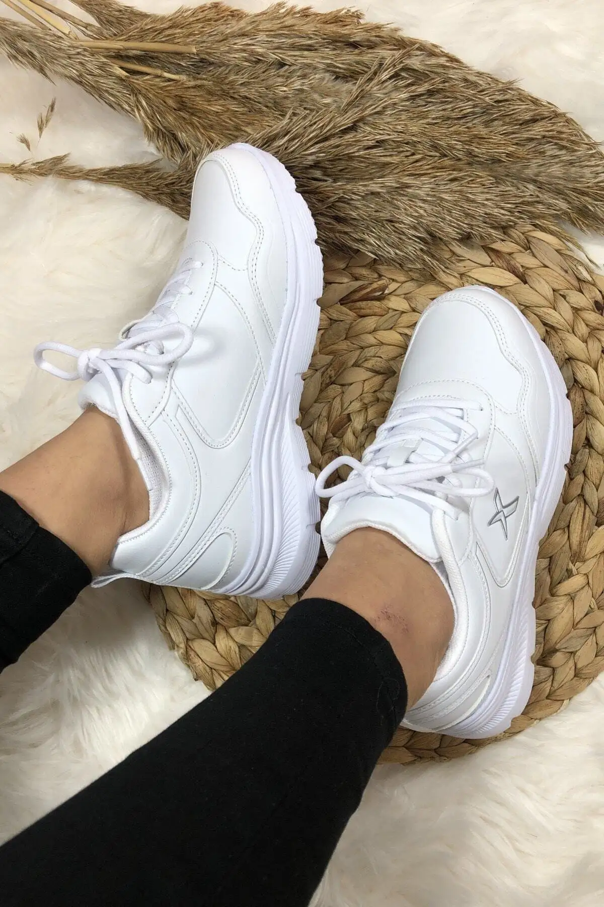 کفش کتانی زنانه  پیادهروی روزمره  سفید سوامی برند Kinetix - 7941 کفش کتانی زنانه پیادهروی روزمره سفید سوامی برند Kinetix - 7941