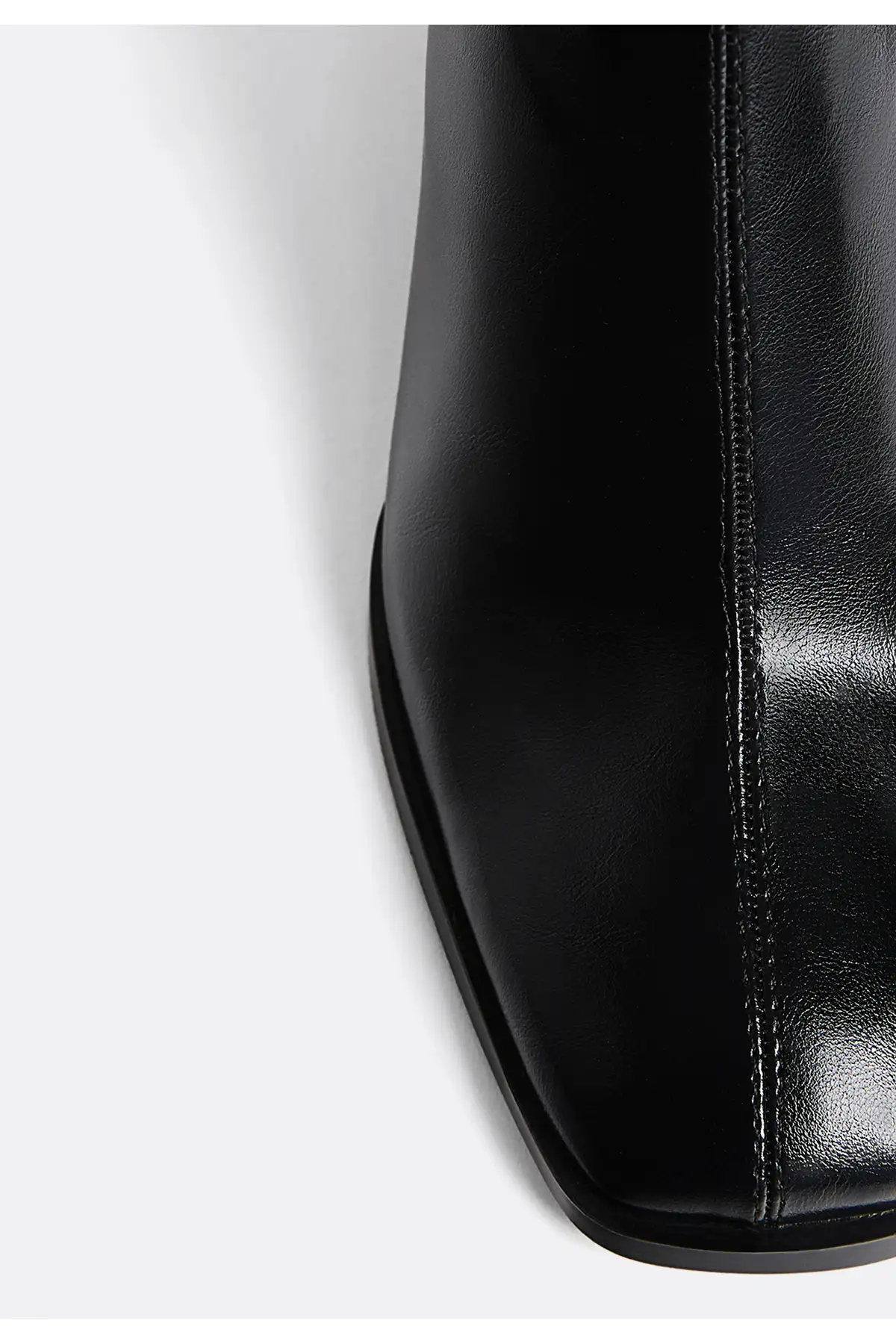 بوت و نیم بوت زنانه چکمه پاشنهبلند متسط با مچ کشی برند Stradivarius - 7555 بوت و نیم بوت زنانه چکمه پاشنهبلند متسط با مچ کشی برند Stradivarius - 7555