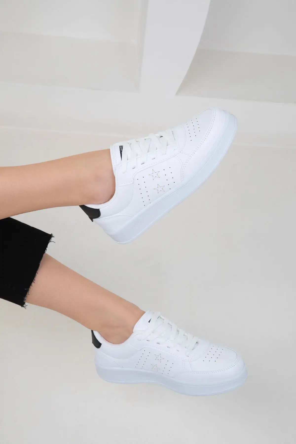 کفش کتانی زنانه  اسنیکر  مشکی و سفید 20157 برند SOHO - 7719 کفش کتانی زنانه اسنیکر مشکی و سفید 20157 برند SOHO - 7719