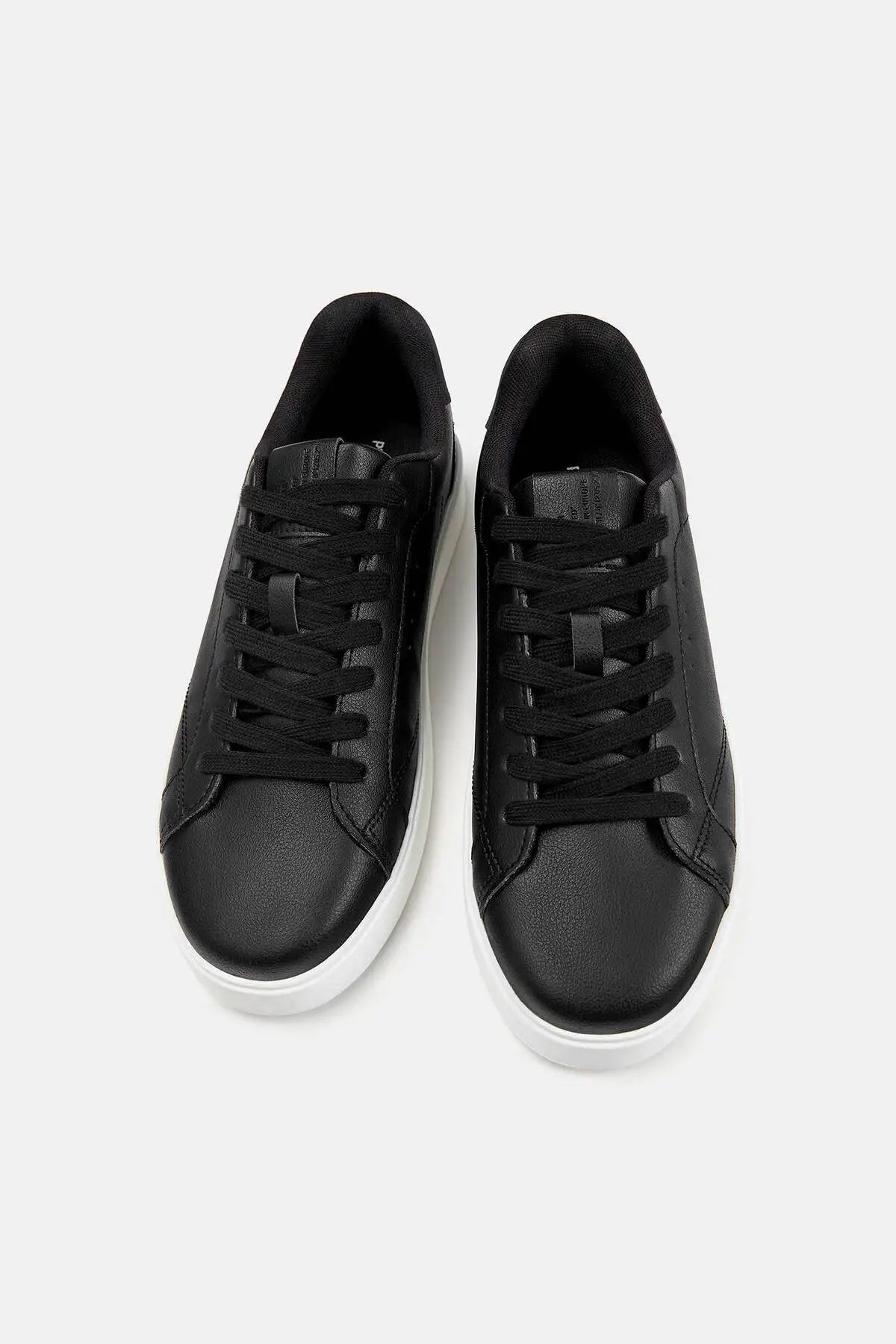 کفش سایز بزرگ مردانه  ورزشی ساده با جزئیات کنتراست برند Pull & Bear - 7858 کفش سایز بزرگ مردانه ورزشی ساده با جزئیات کنتراست برند Pull & Bear - 7858