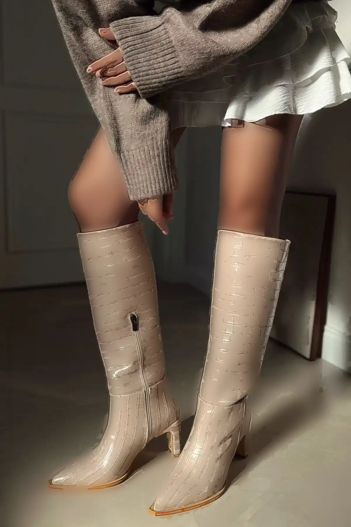 بوت و نیم بوت زنانه دامن چکمهای با پاشنه  نک تیز، زیر زان، با زیپ  از جنس چرم مات برای خانمها برند POLKA STORE - 8128 بوت و نیم بوت زنانه دامن چکمهای با پاشنه نک تیز، زیر زان، با زیپ از جنس چرم مات برای خانمها برند POLKA STORE - 8128