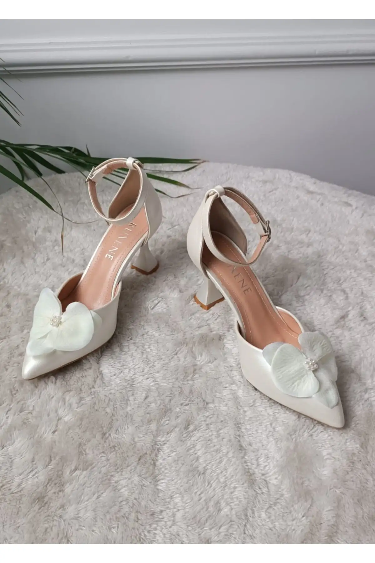 کفش پاشنه بلند زنانه ایزل  عروس با جزئیات گل مرواریدی و نوک تیز، با پاشنه 8 سانتیمتری برند RUXENE - 7984 کفش پاشنه بلند زنانه ایزل عروس با جزئیات گل مرواریدی و نوک تیز، با پاشنه 8 سانتیمتری برند RUXENE - 7984