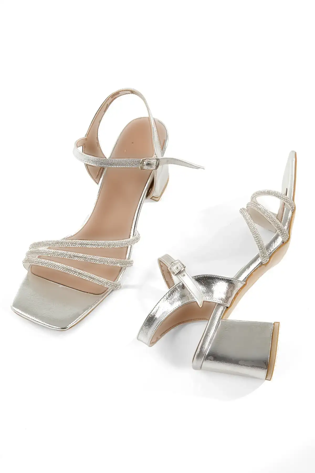 کفش صندل زنانه  مجلسی پاشنه بلند تلودی نقرهای با النگوهای سنگی برند Modabuymus - 8248 کفش صندل زنانه مجلسی پاشنه بلند تلودی نقرهای با النگوهای سنگی برند Modabuymus - 8248