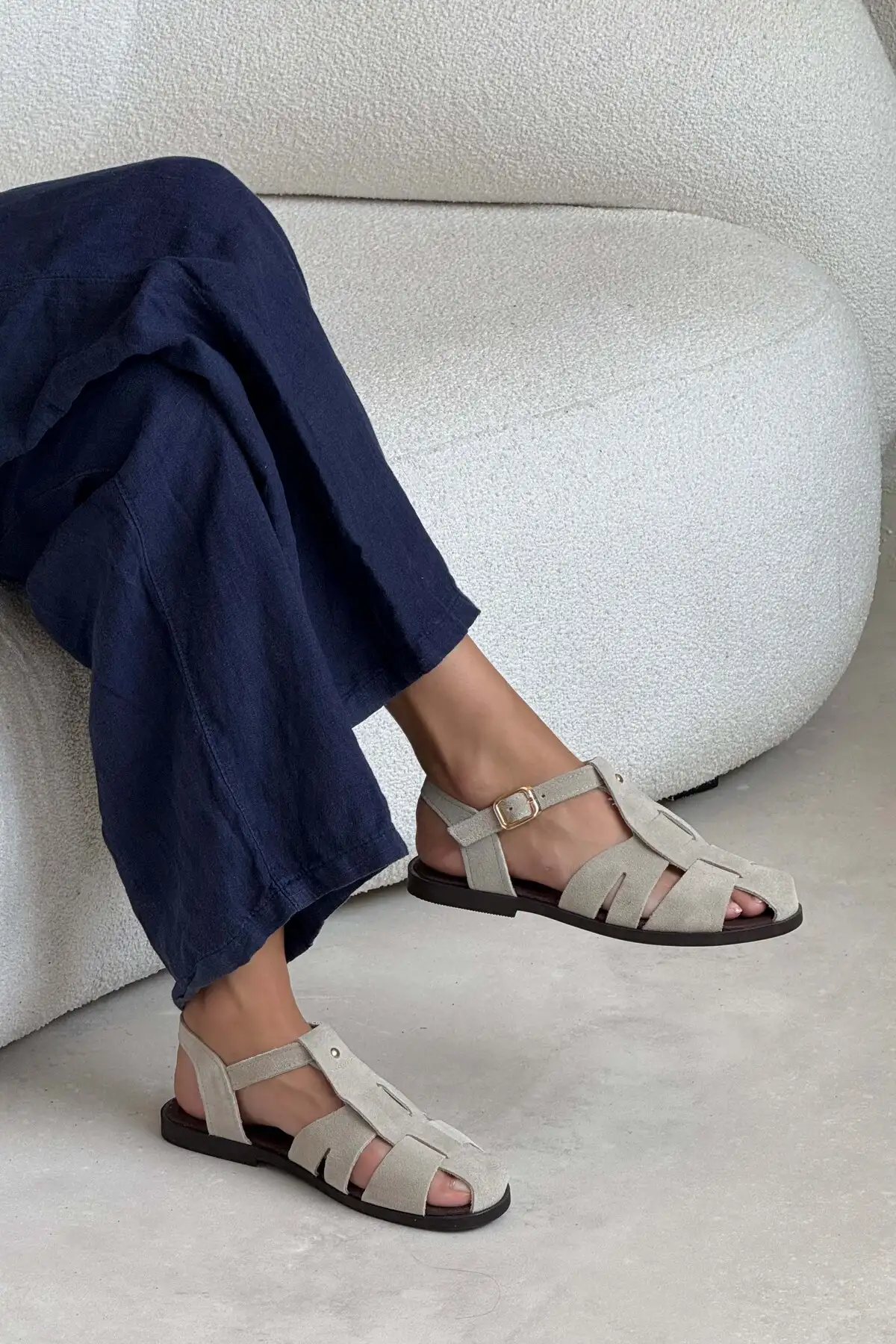 کفش صندل زنانه   ساده با کف تخت، چرم سوئد واقعی و جزئیات قفل دار به رنگ بژ برند NİŞANTAŞI SHOES - 8237 کفش صندل زنانه ساده با کف تخت، چرم سوئد واقعی و جزئیات قفل دار به رنگ بژ برند NİŞANTAŞI SHOES - 8237