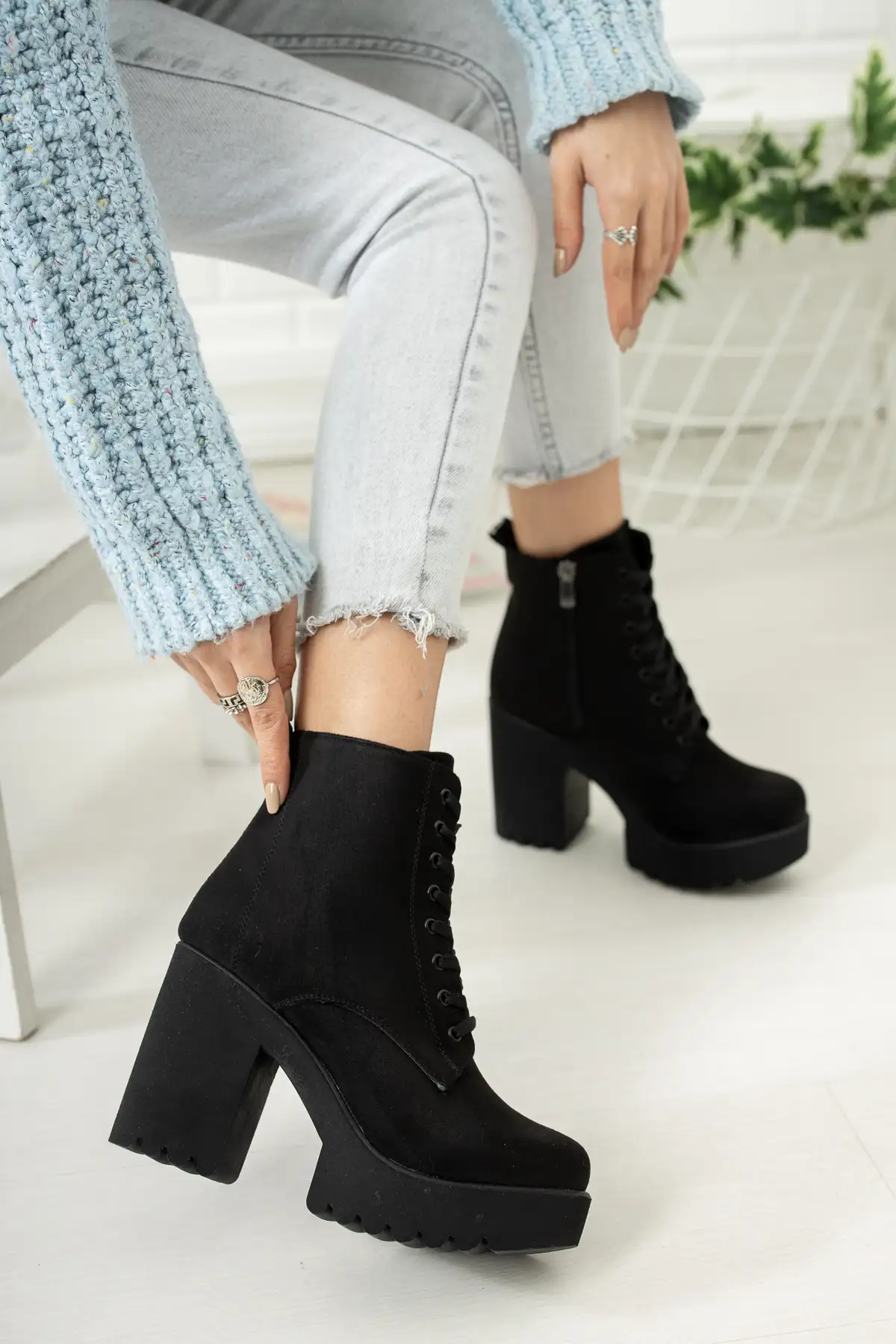 بوت و نیم بوت زنانه  چرم سئدی مشکی تراكتر برند salto ayakkabı - 7780 بوت و نیم بوت زنانه چرم سئدی مشکی تراكتر برند salto ayakkabı - 7780