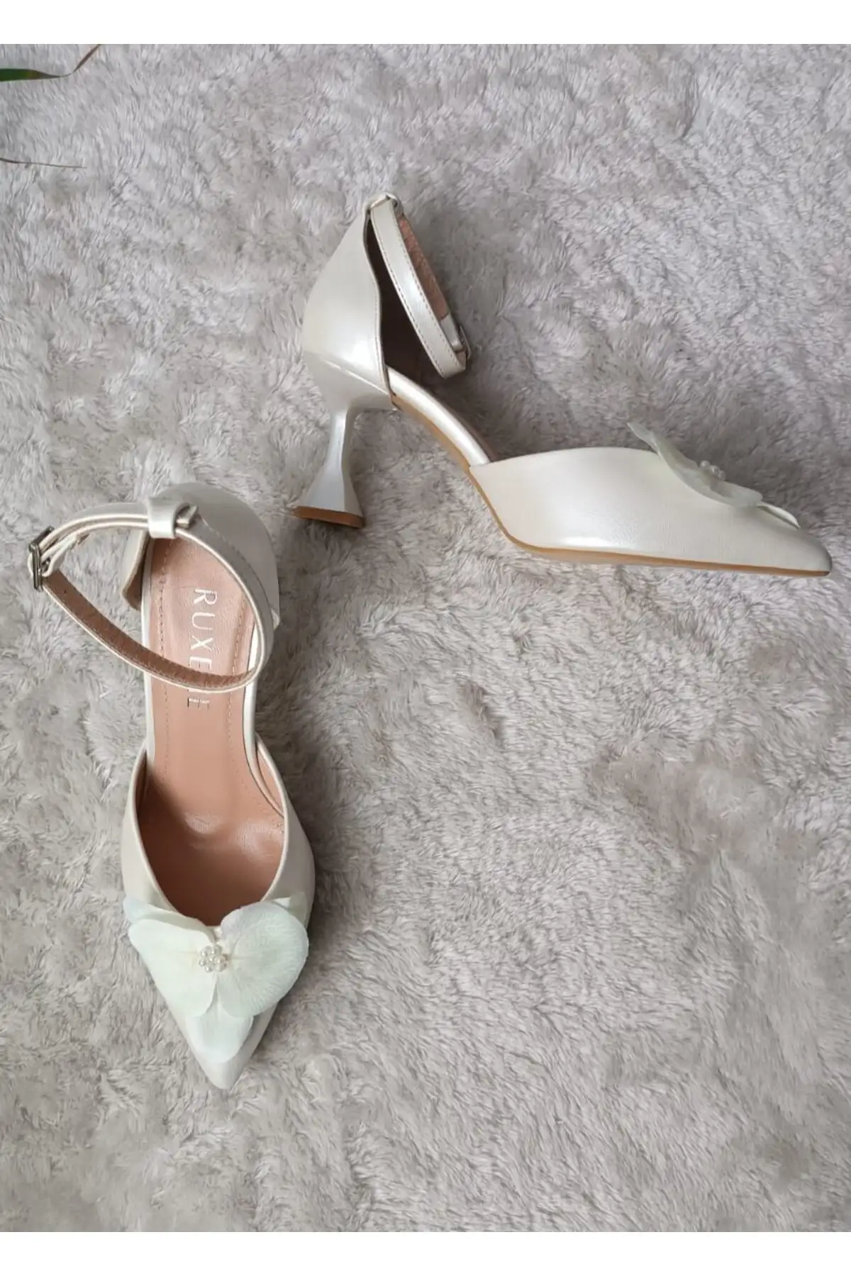 کفش پاشنه بلند زنانه ایزل  عروس با جزئیات گل مرواریدی و نوک تیز، با پاشنه 8 سانتیمتری برند RUXENE - 7984 کفش پاشنه بلند زنانه ایزل عروس با جزئیات گل مرواریدی و نوک تیز، با پاشنه 8 سانتیمتری برند RUXENE - 7984