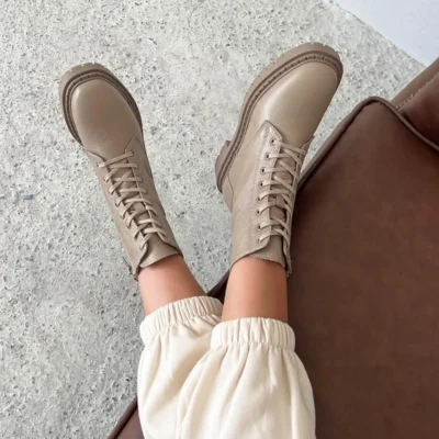 بوت و نیم‌ بوت زنانه پستالی یرجینا از چرم طبیعی به رنگ بژ برند Straswans - 7677