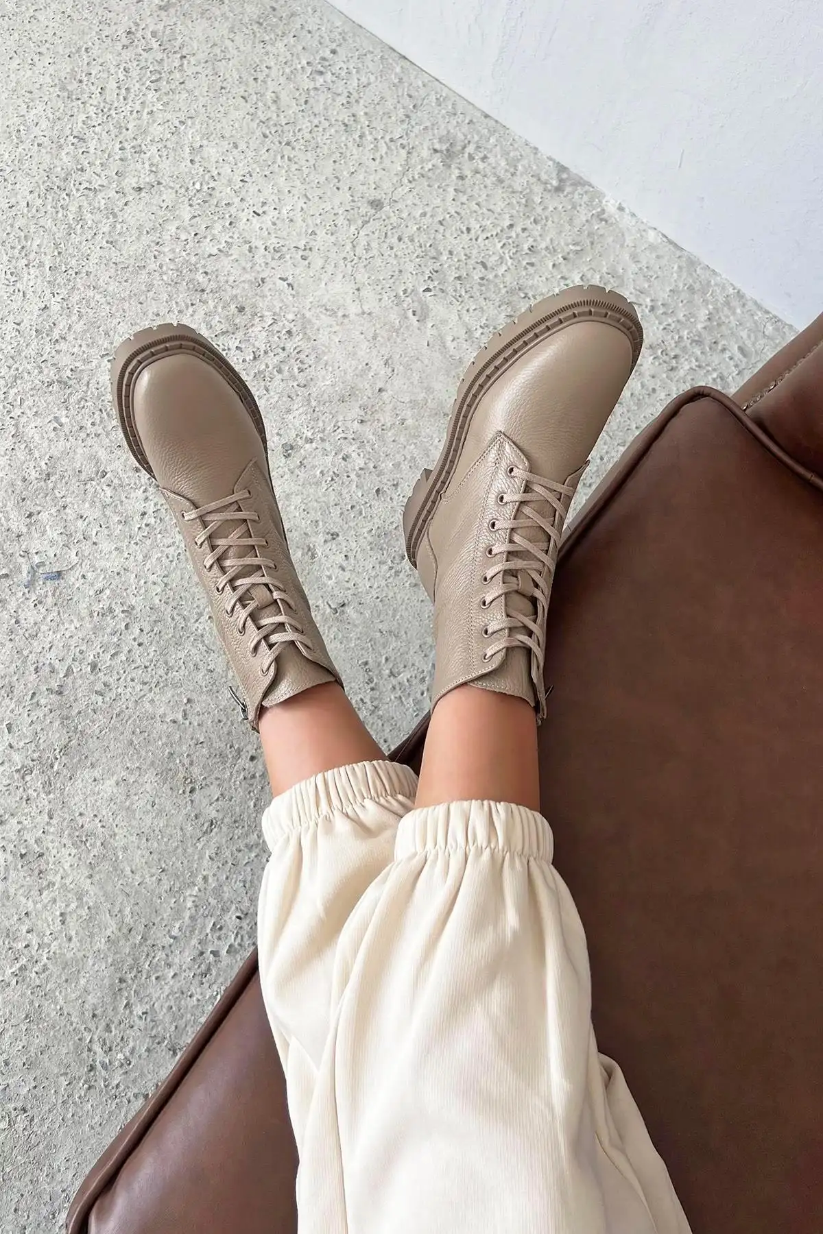 بوت و نیم‌ بوت زنانه پستالی یرجینا از چرم طبیعی به رنگ بژ برند Straswans - 7677