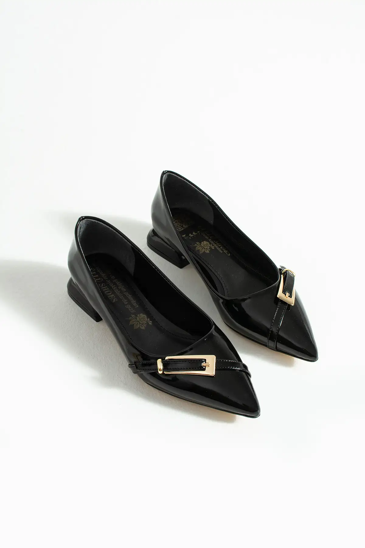 کفش تخت زنانه بلك توك طلایی با نوک تیز و پاشنه بلوکی کوتاه مشکی ضد آب برند Güllü Shoes - 8328