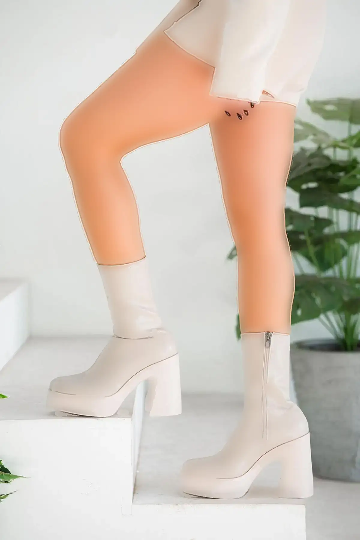 بوت و نیم بوت زنانه   استرچ پاشنهدار زتا رنگ کرم برند Parponi - 7832 بوت و نیم بوت زنانه استرچ پاشنهدار زتا رنگ کرم برند Parponi - 7832