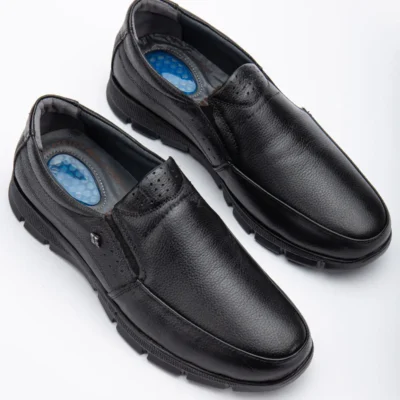 کفش سایز بزرگ مردانه راحتی با زیره ضد لغزش و کفی ژله‌ای از چرم طبیعی سیاه برای فصل زمستان برند Rodexxo - 7872