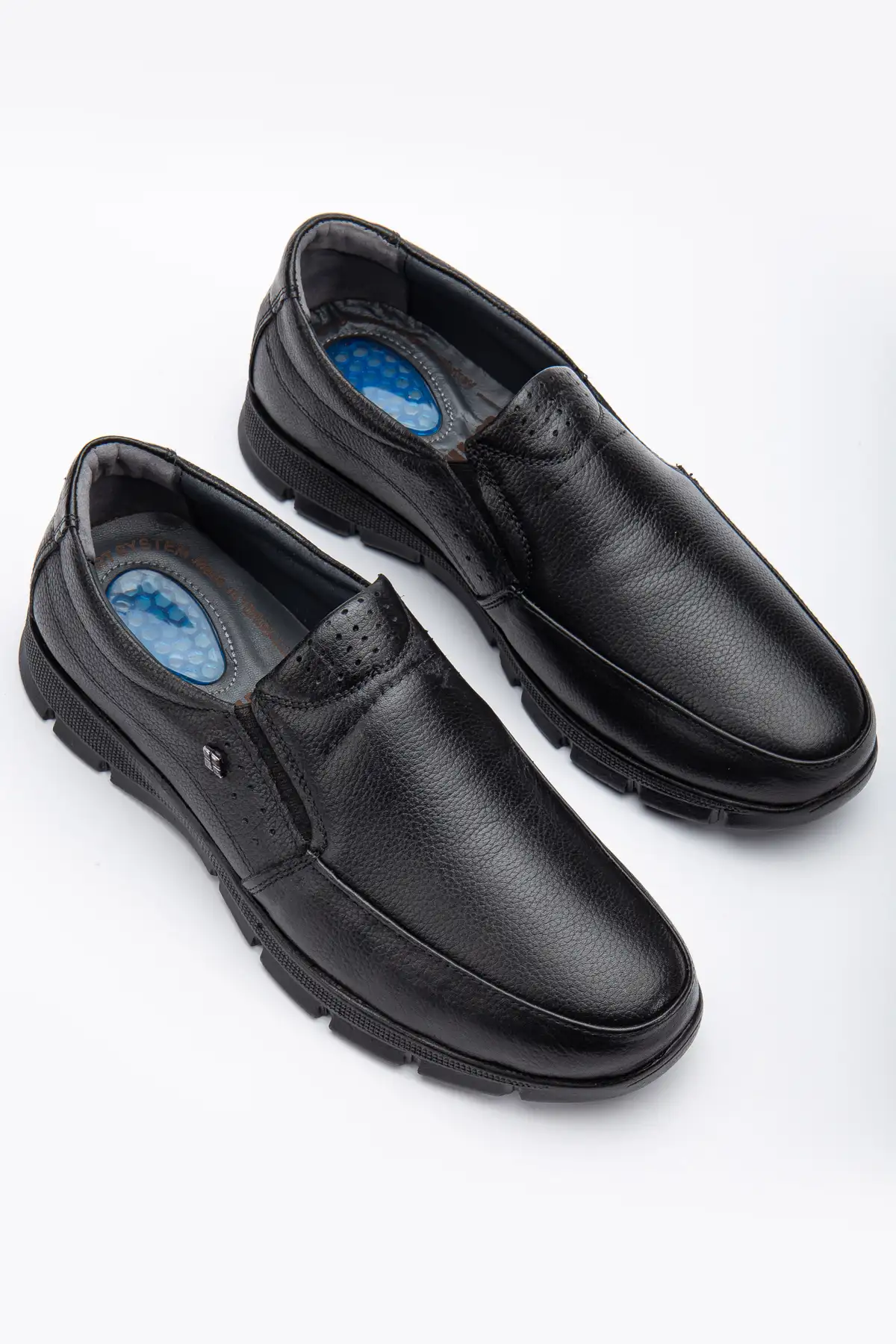 کفش سایز بزرگ مردانه راحتی با زیره ضد لغزش و کفی ژله‌ای از چرم طبیعی سیاه برای فصل زمستان برند Rodexxo - 7872