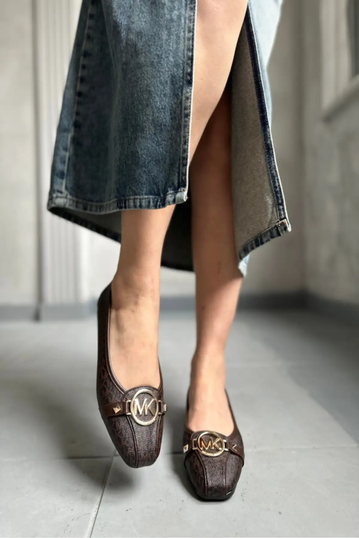 کفش تخت زنانه بابت  قهوهای با طراحی جزئیاتدار تکهای برند TubiBella - 8322 کفش تخت زنانه بابت قهوهای با طراحی جزئیاتدار تکهای برند TubiBella - 8322